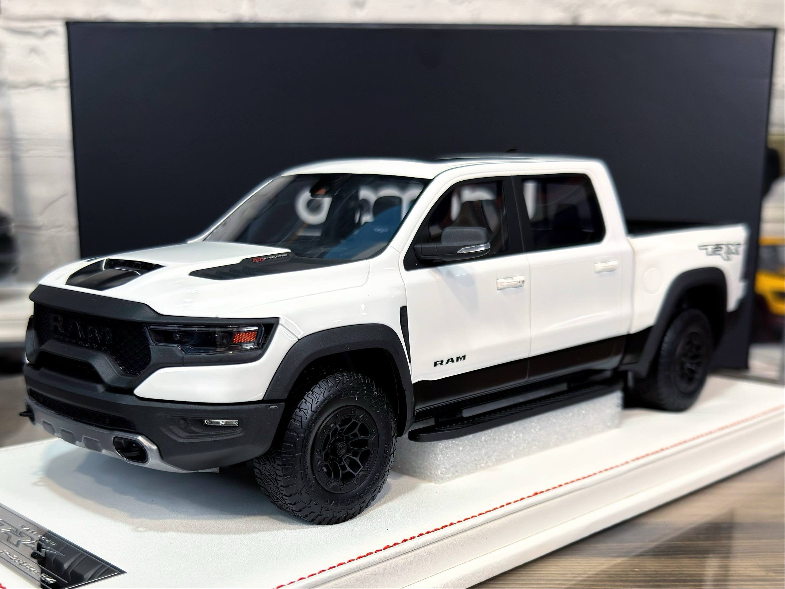 diAMAnd Dodge Ram 1500 TRX White 1:18