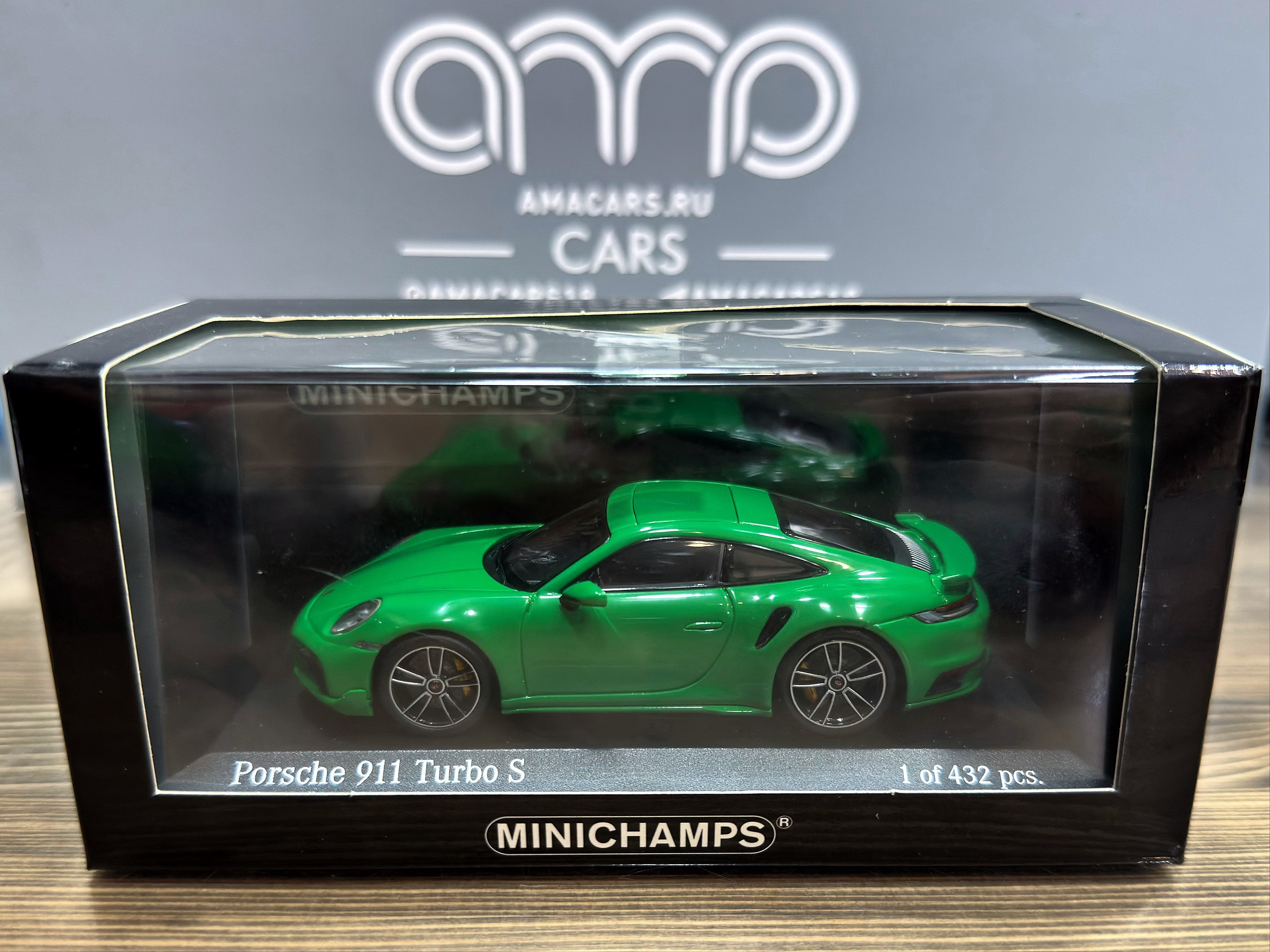 410060071 Minichamps Porsche 911 (992) Turbo S Coupe Sport Design 2021 Green 1:43