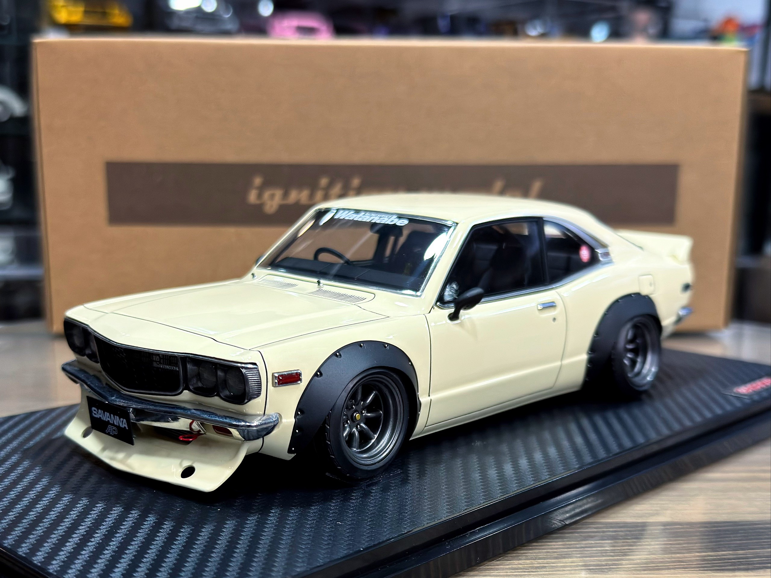IG3730 Ignition Model Mazda Savanna (S124A) Semi Works White 1:18
