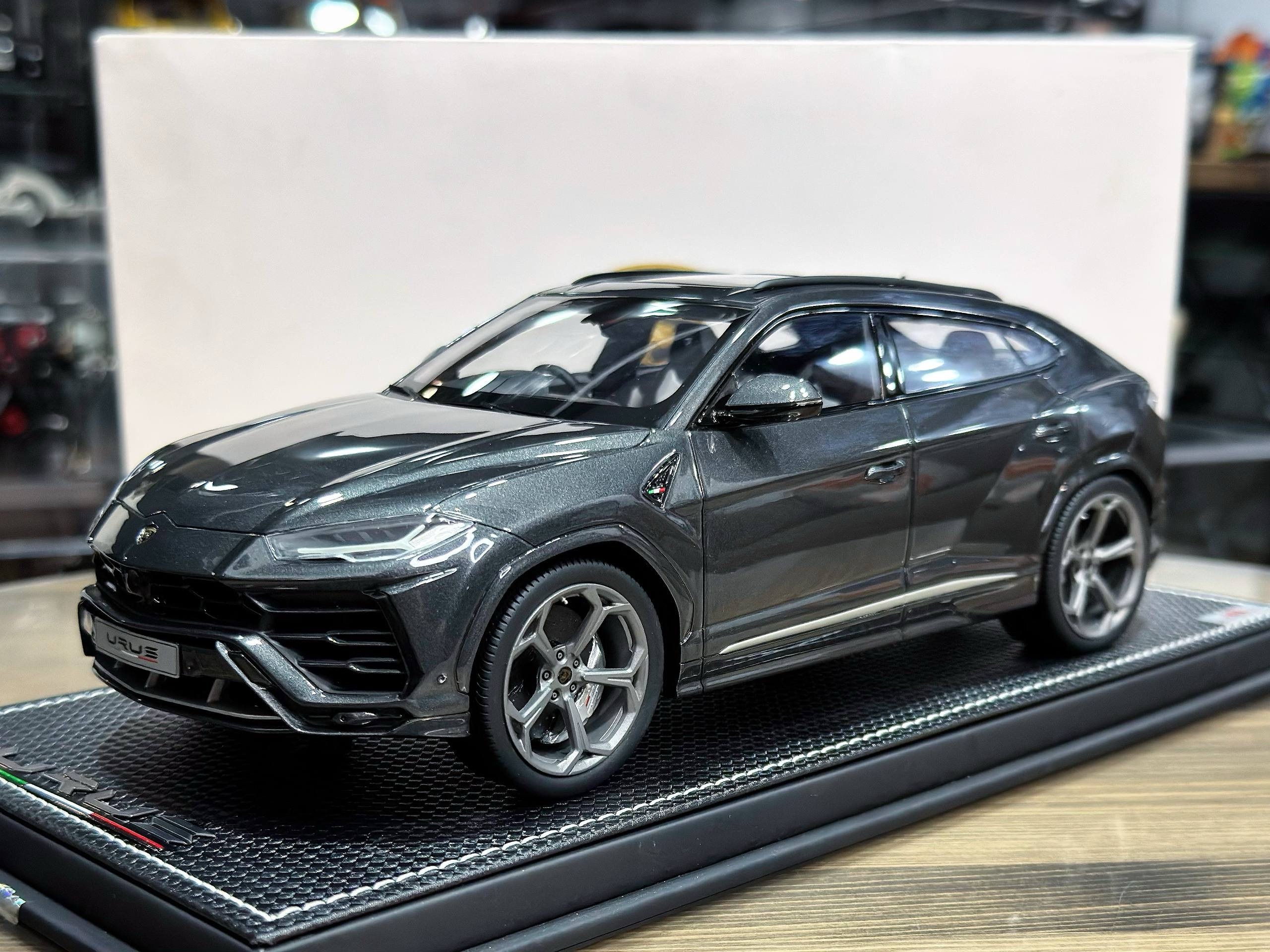 LAMBO032 MR Models Lamborghini Urus Grey 1:18