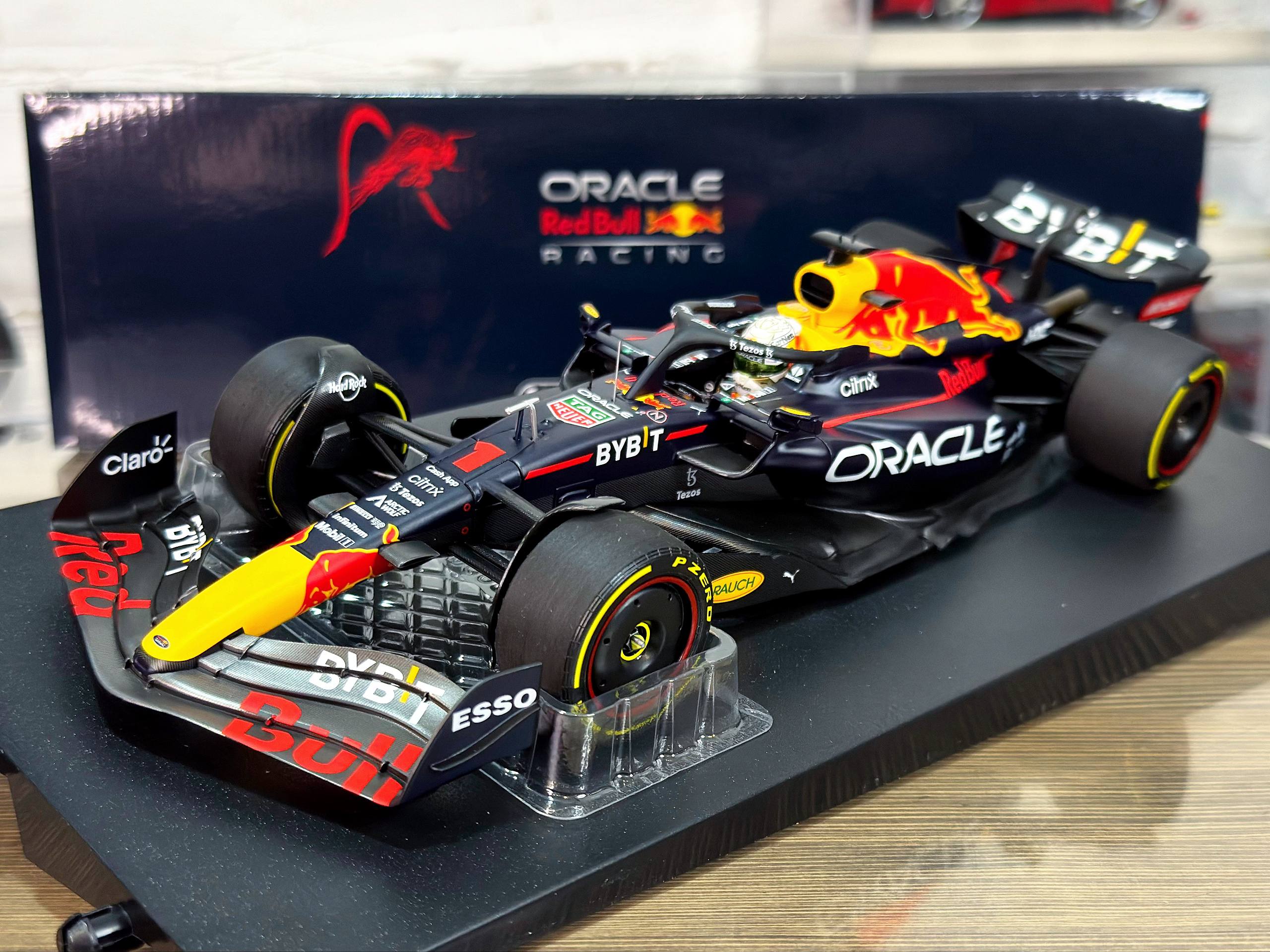 110221201 Minichamps Oracle Red Bull Racing RB18 Max Verstappen Winner French GP 2022 1:18