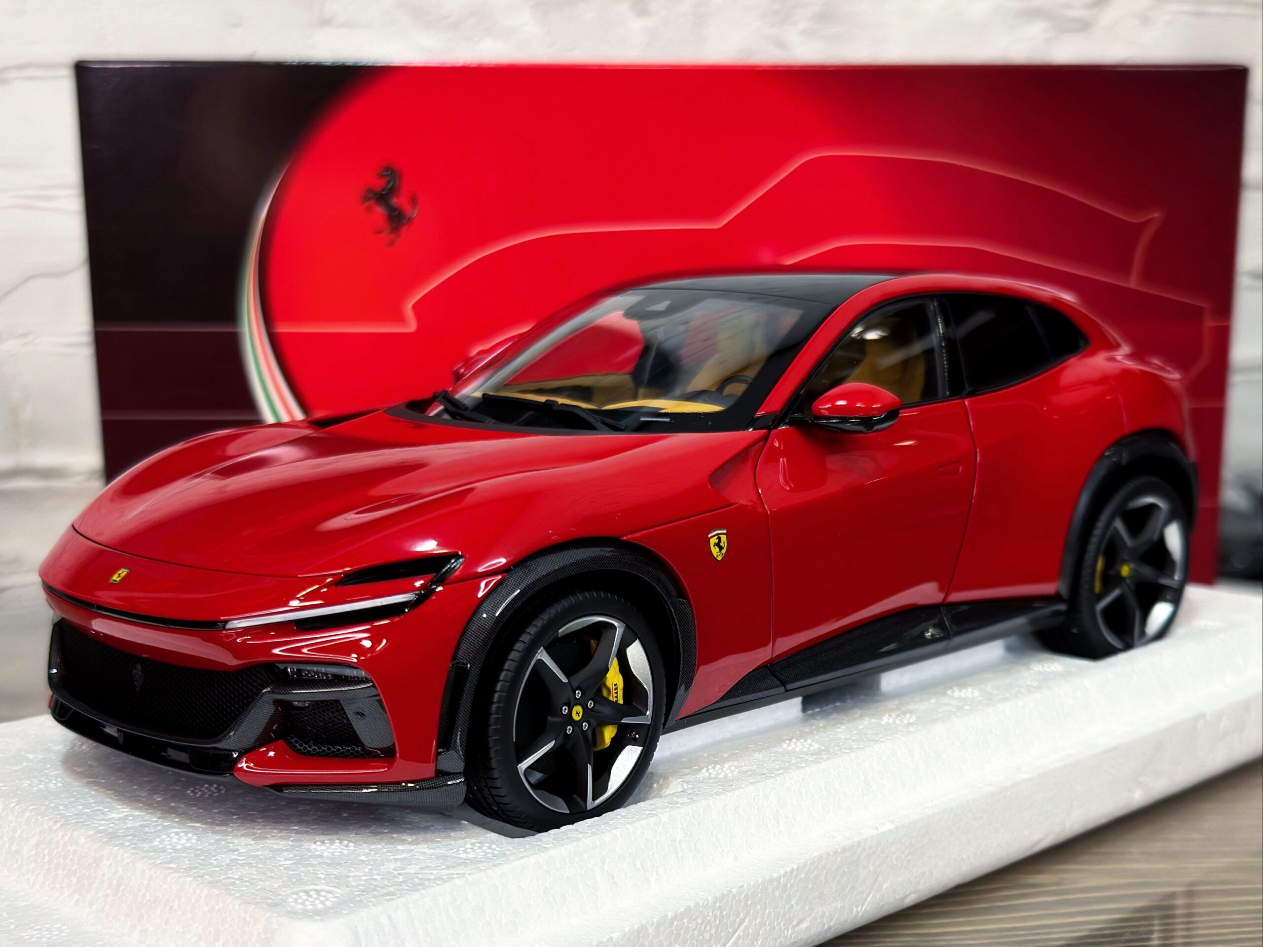 HE1800538 BBR Models Ferrari Purosangue
Panoramic Roof Rosso Corsa 1:18