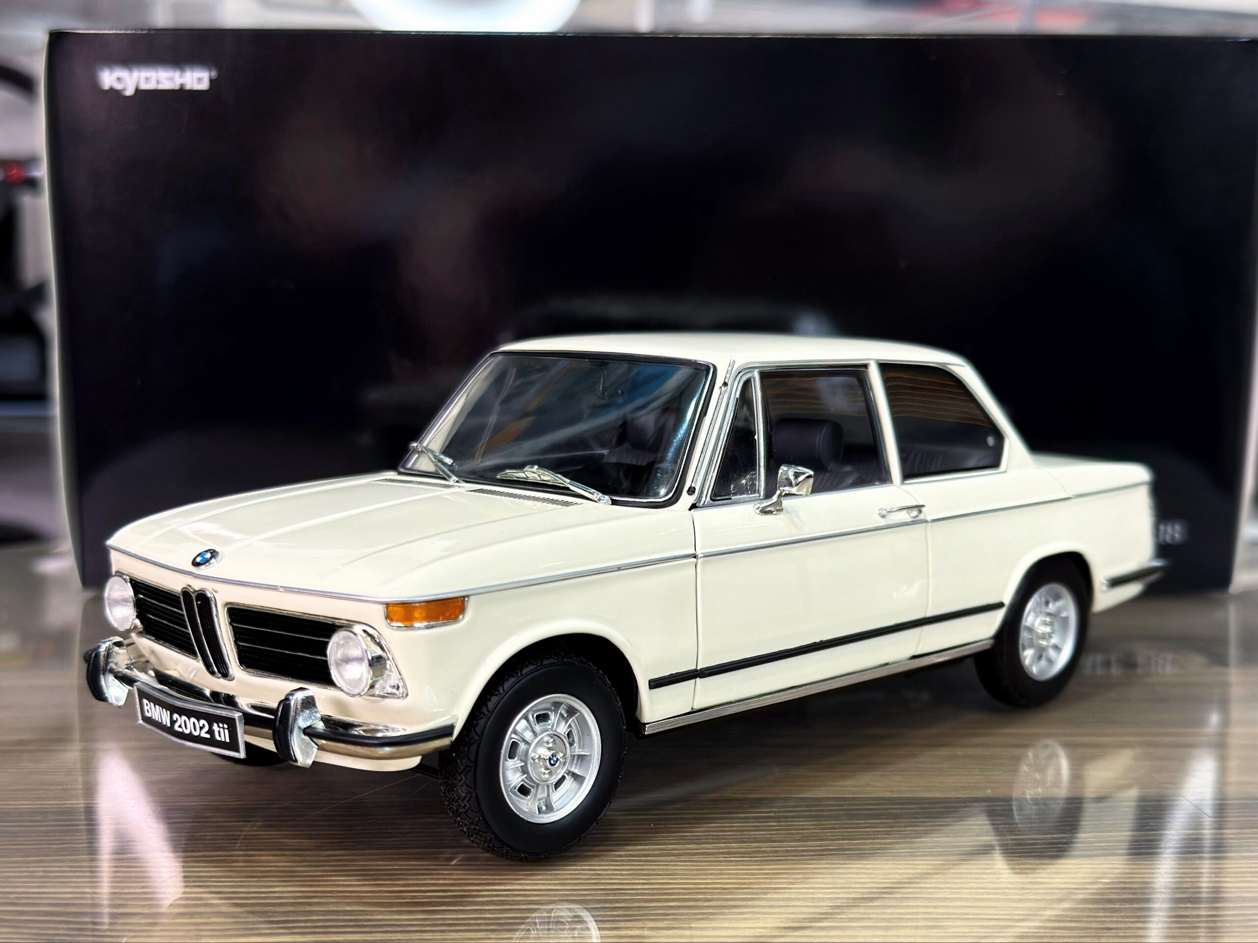 08543W Kyosho BMW 2002 TII White 1:18