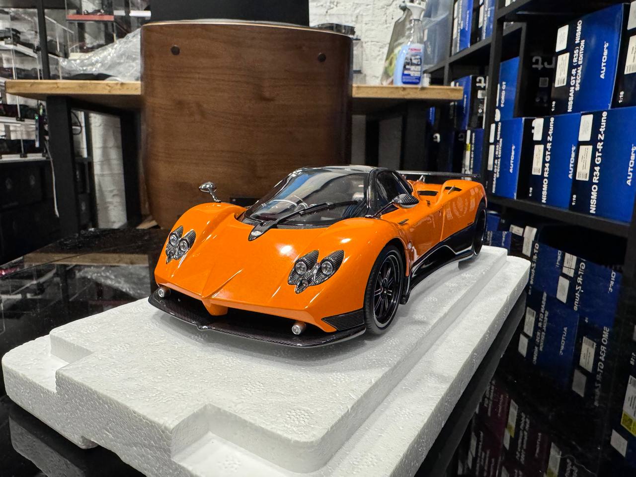 ALM854901 Almost Real Pagani Zonda F 2005 Arancio St. Tropez 2005 1:18