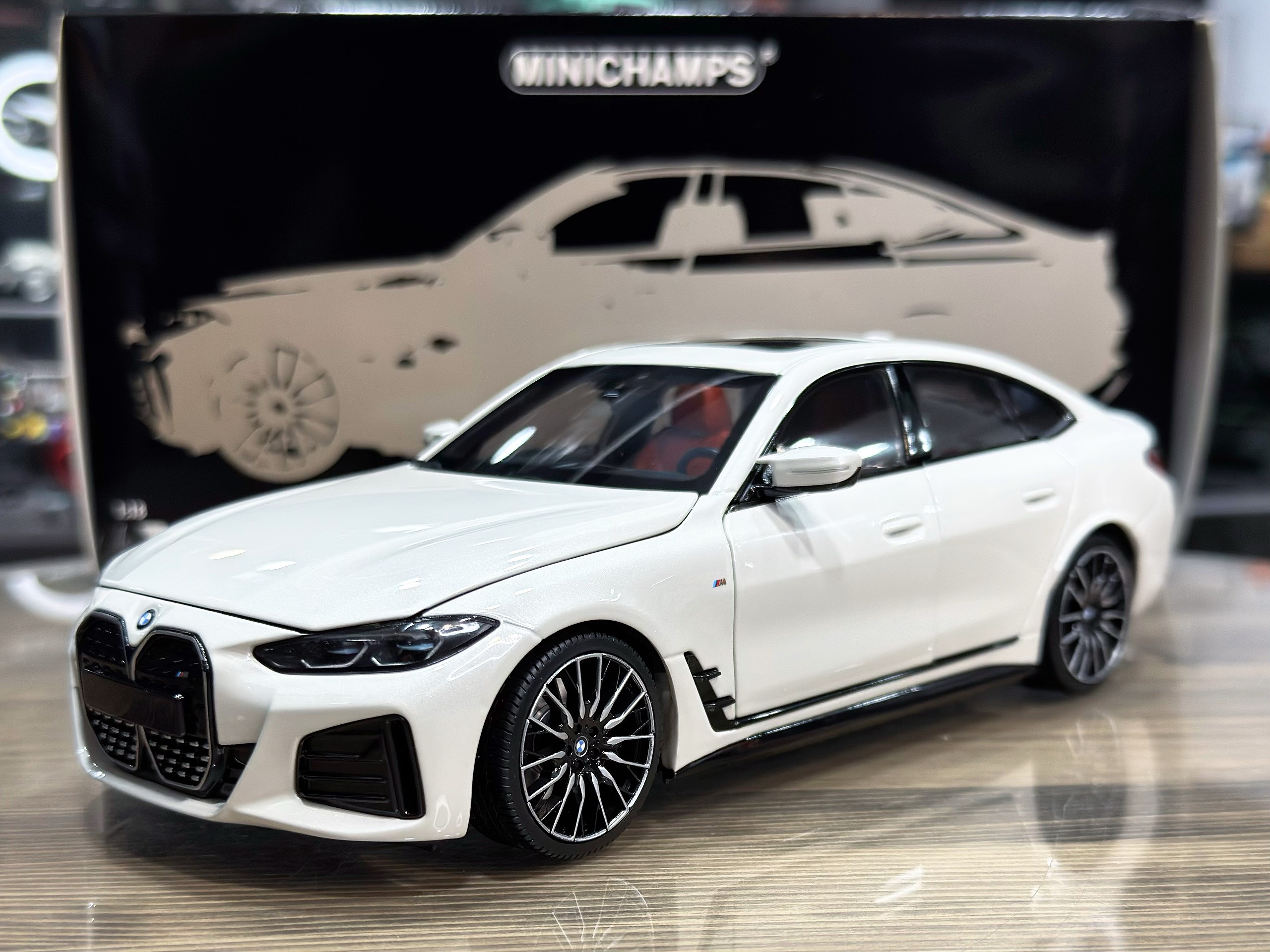 110023011 Minichamps Bmw i4 M50 2022 White Metallic 1:18