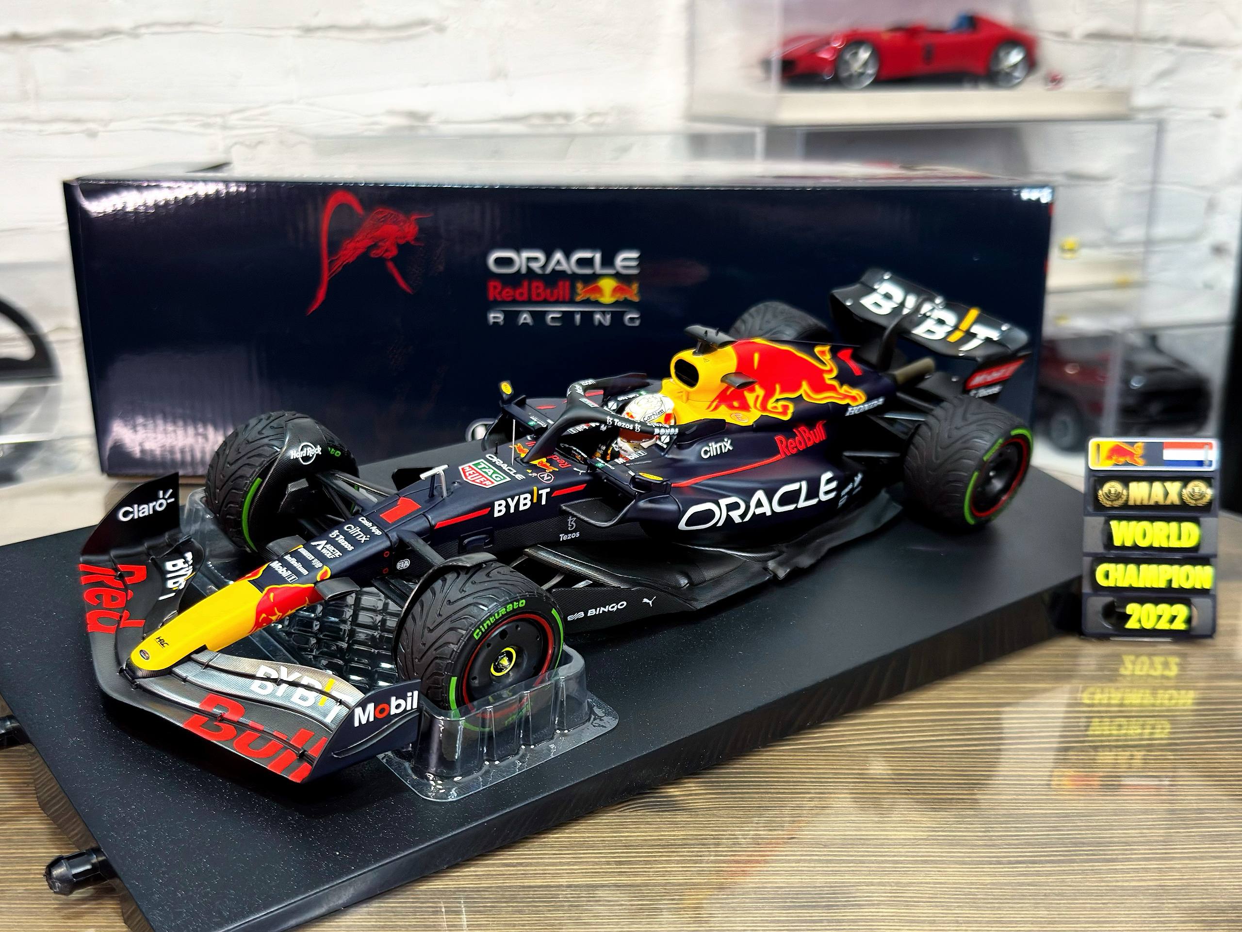 110221801 Minichamps Oracle Red Bull Racing RB18 Verstappen Winner Japanese GP 2022 W/Pitboard World Champion 1:18