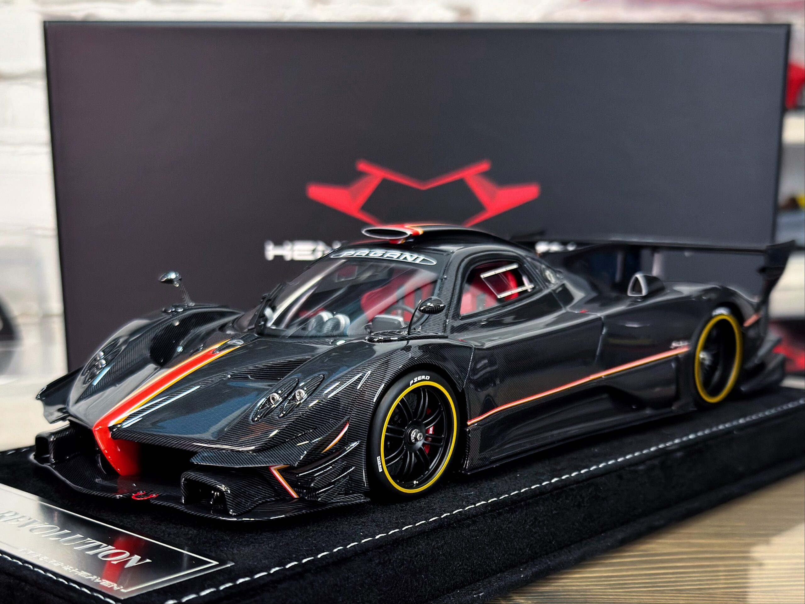 Henson & Heaven Pagani Zonda Revolution Black Carbon/Red Stripe 1:18