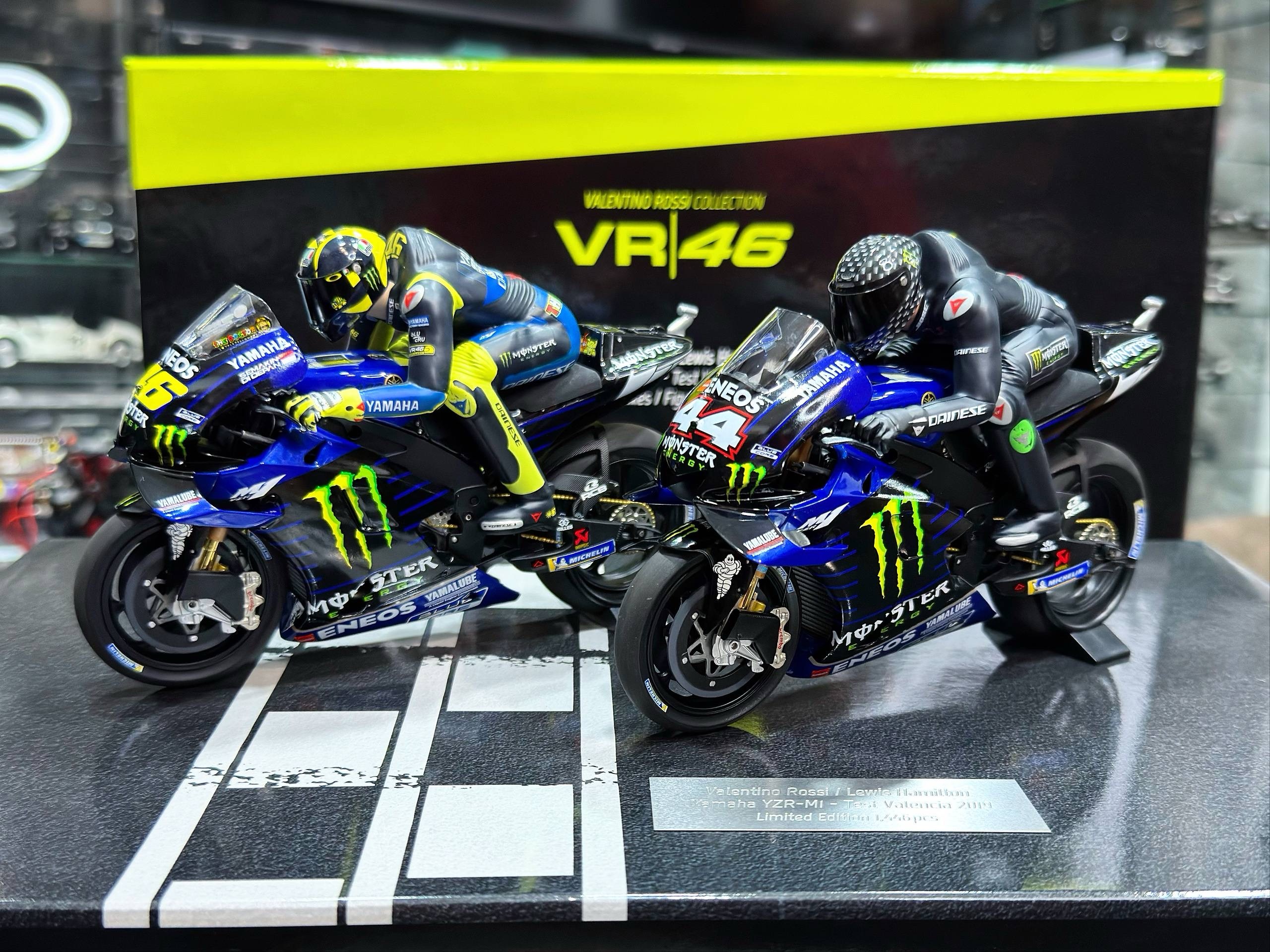 122194446 Minichamps Yamaha YZR-M1 Set  2 BIKES + 2 Figurines Hamilton/Rossi Test Valencia 2019 1:12