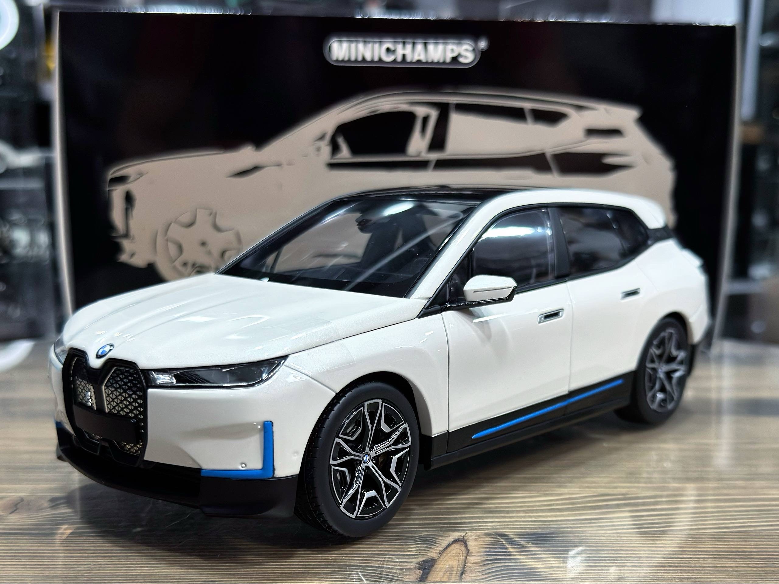 110023102 Minichamps BMW iX 2022 White Metallic 1:18