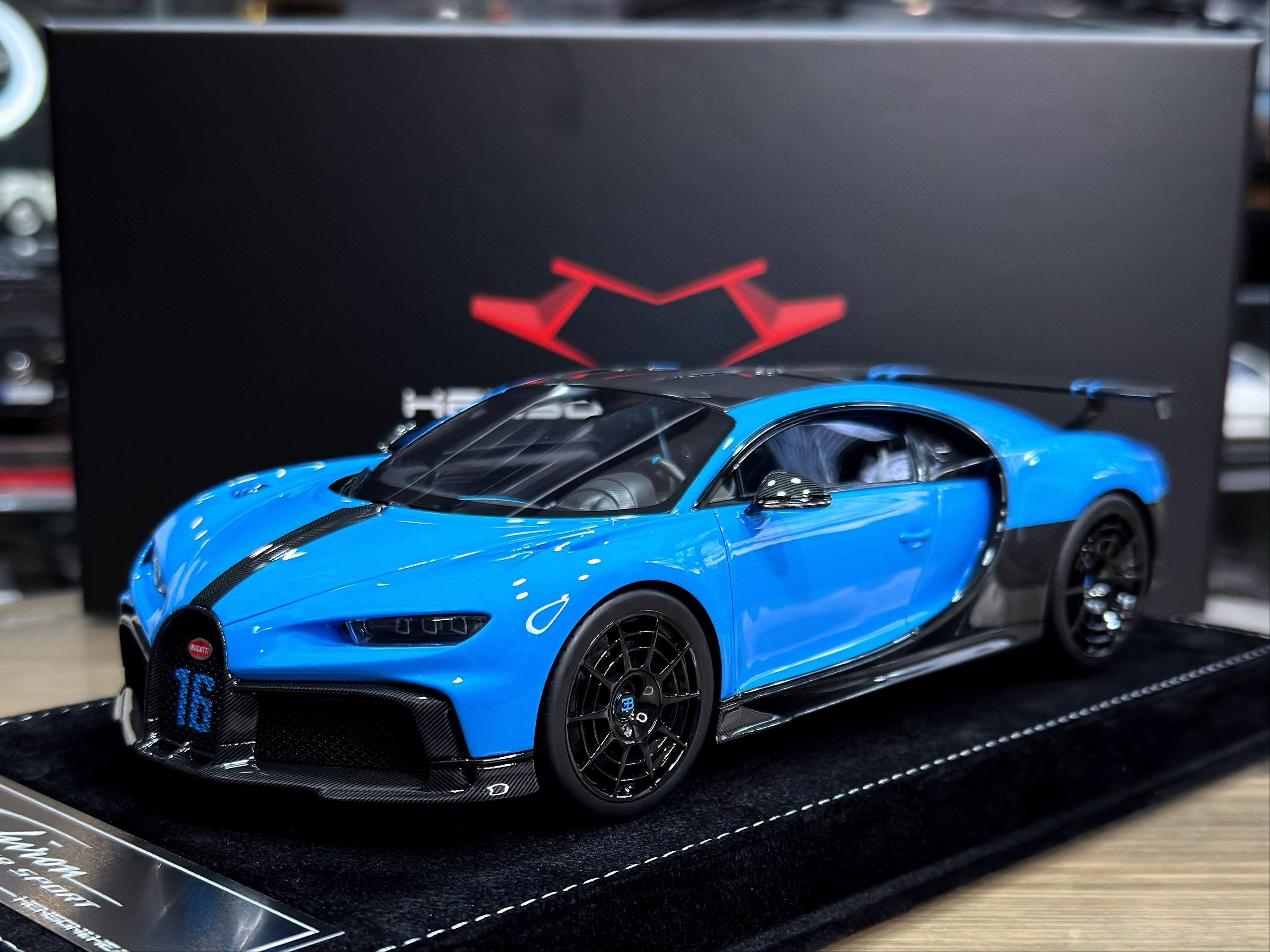 Henson & Heaven Bugatti Chiron Pur Sport Presentation Blue 1:18