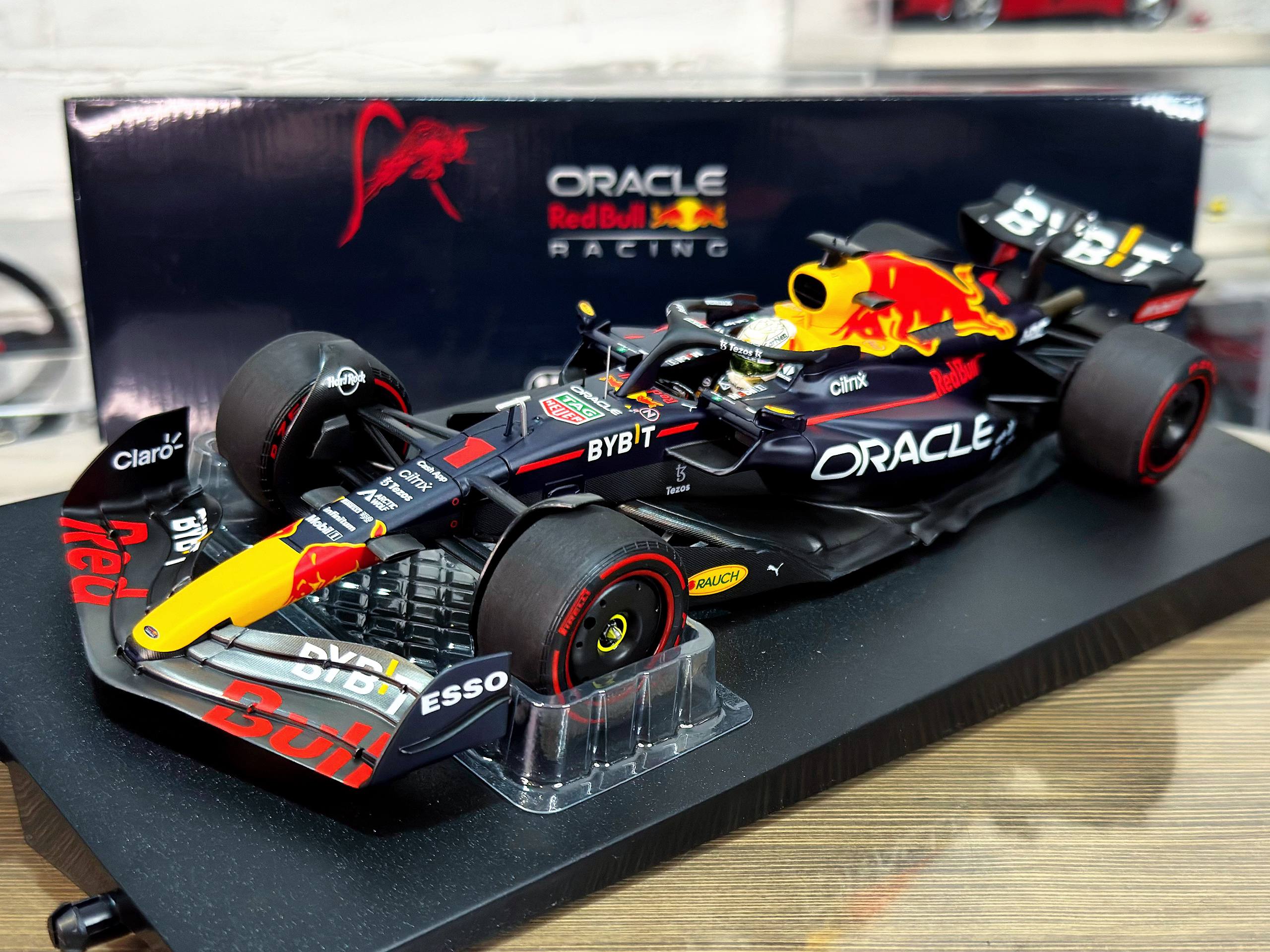 110221301 Minichamps Oracle Red Bull Racing RB18 Max Verstappen Winner Hungarian GP 2022 1:18
