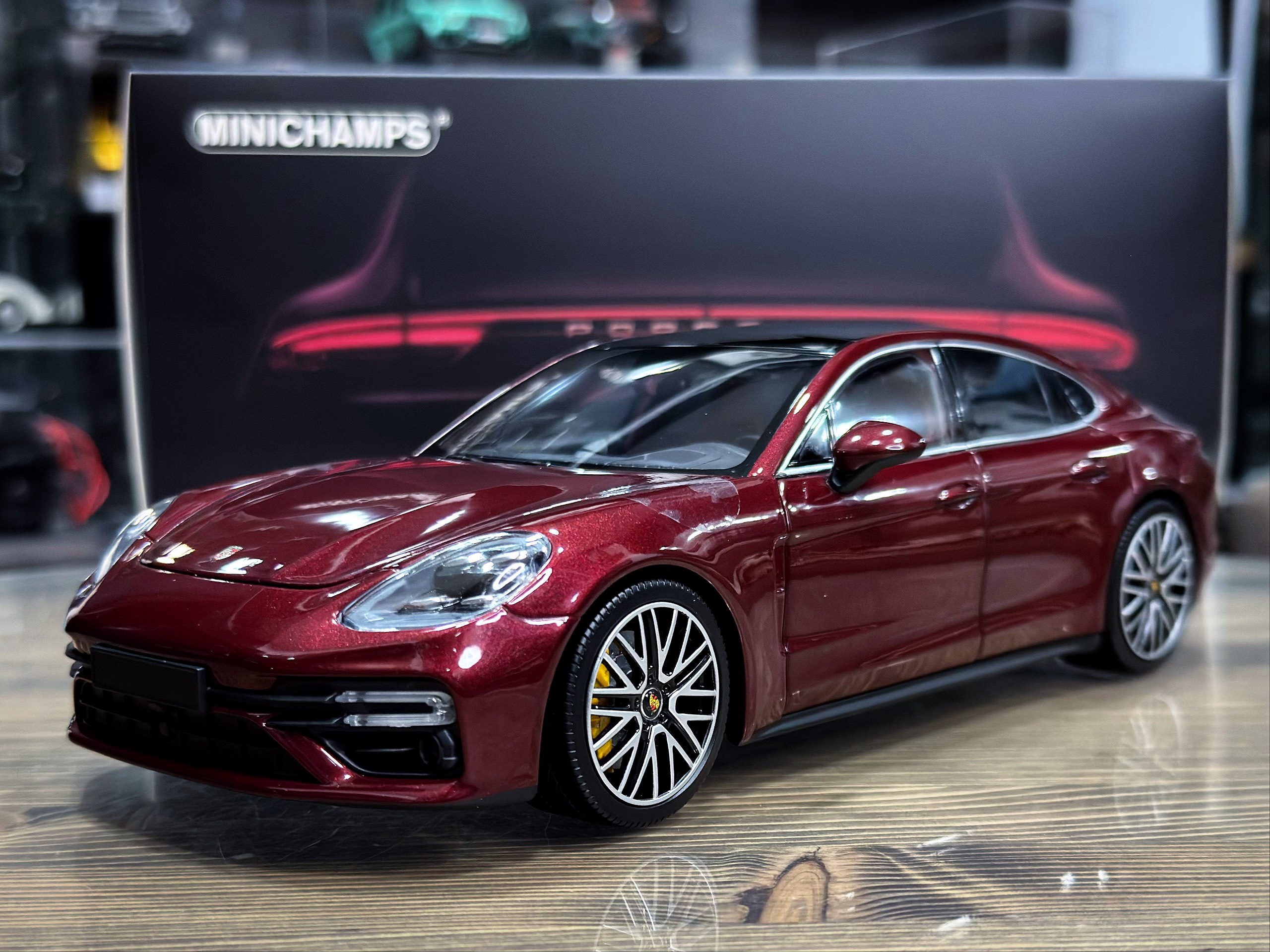 113061077 Minichamps Porsche Panamera Turbo S 2020 Red 1:18