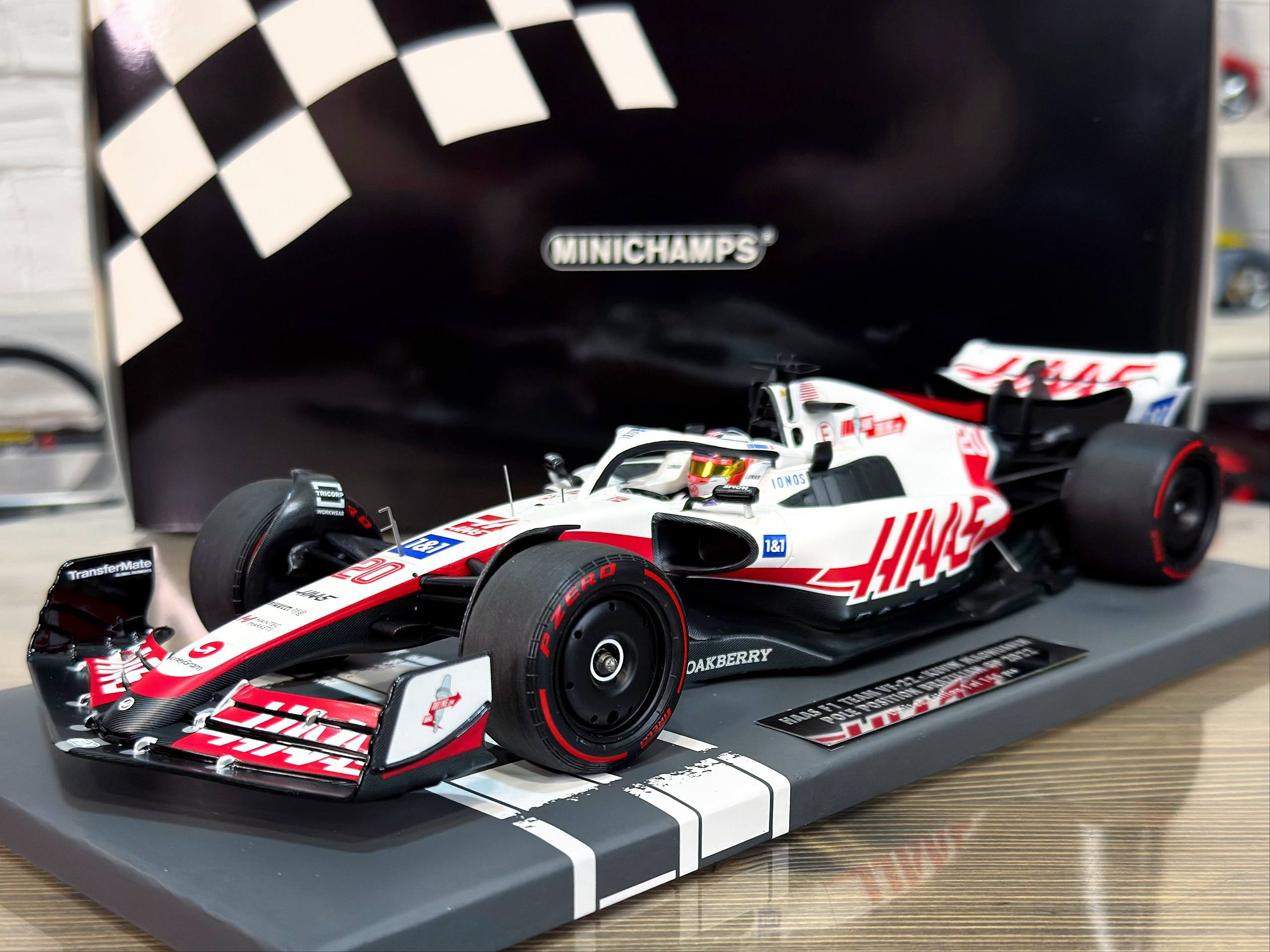 117222120 Minichamps HAAS F1 Team VF-22 Kevin Magnussen Pole Position Brazilian GP 2022 1:18