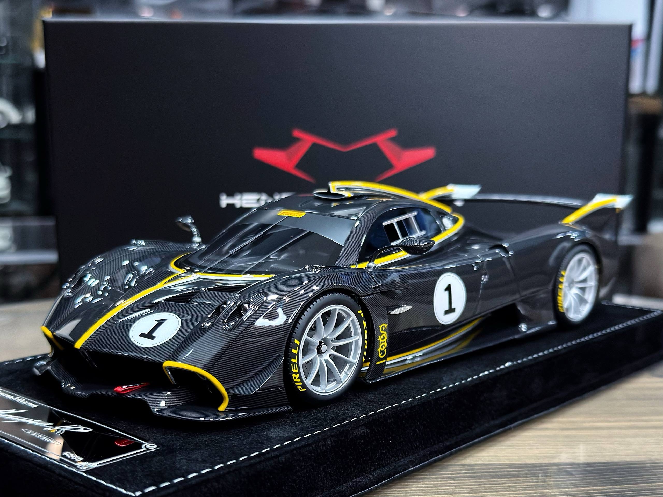Henson & Heaven Pagani Huayra R Black Carbon 1:18