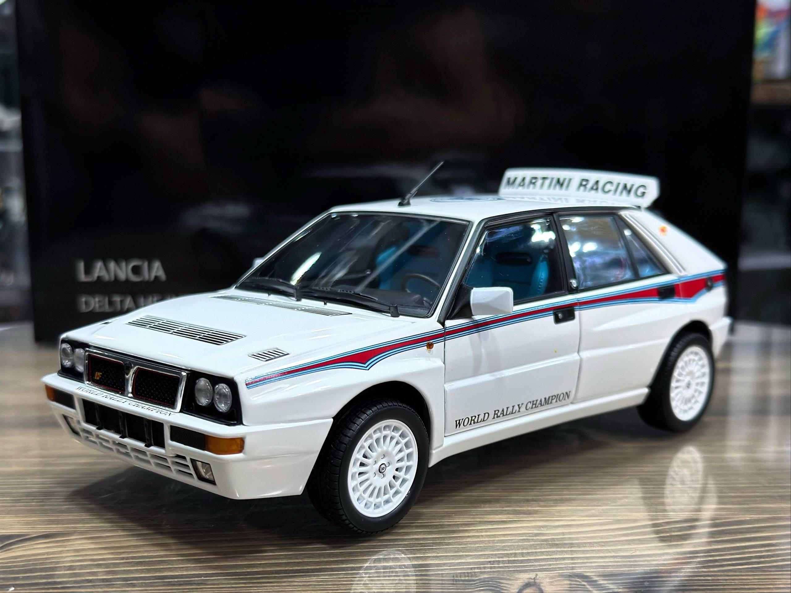 08344E Kyosho Lancia Delta HF Integrale 6 White 1:18