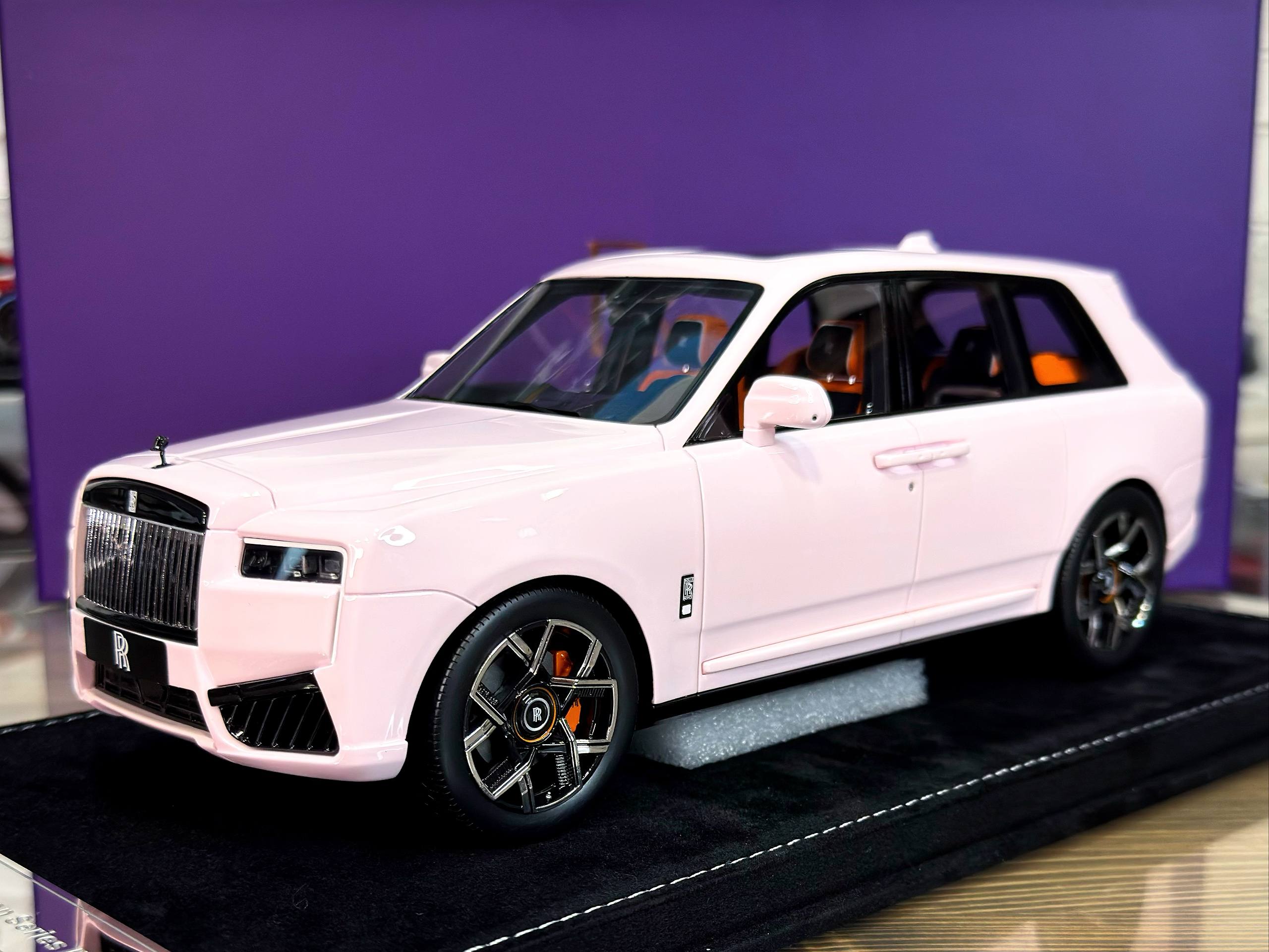 HHJL251205CB Henson & Heaven Rolls Royce Cullinan II Dolomite Pink Black Badge 1:18