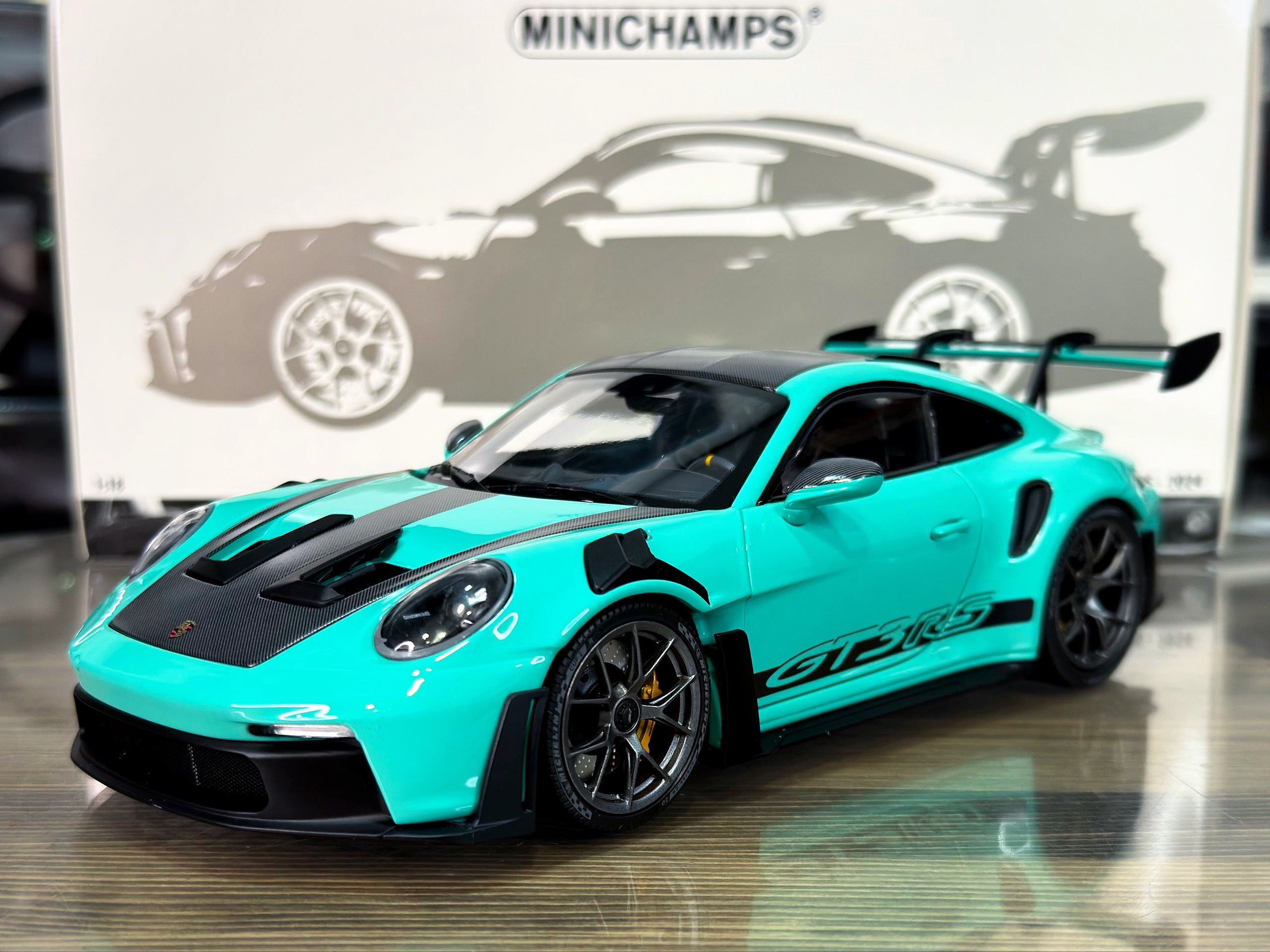 110062026 Minichamps Porsche 911 (992) GT3RS 2024 Green/Darksilver Wheels 1:18