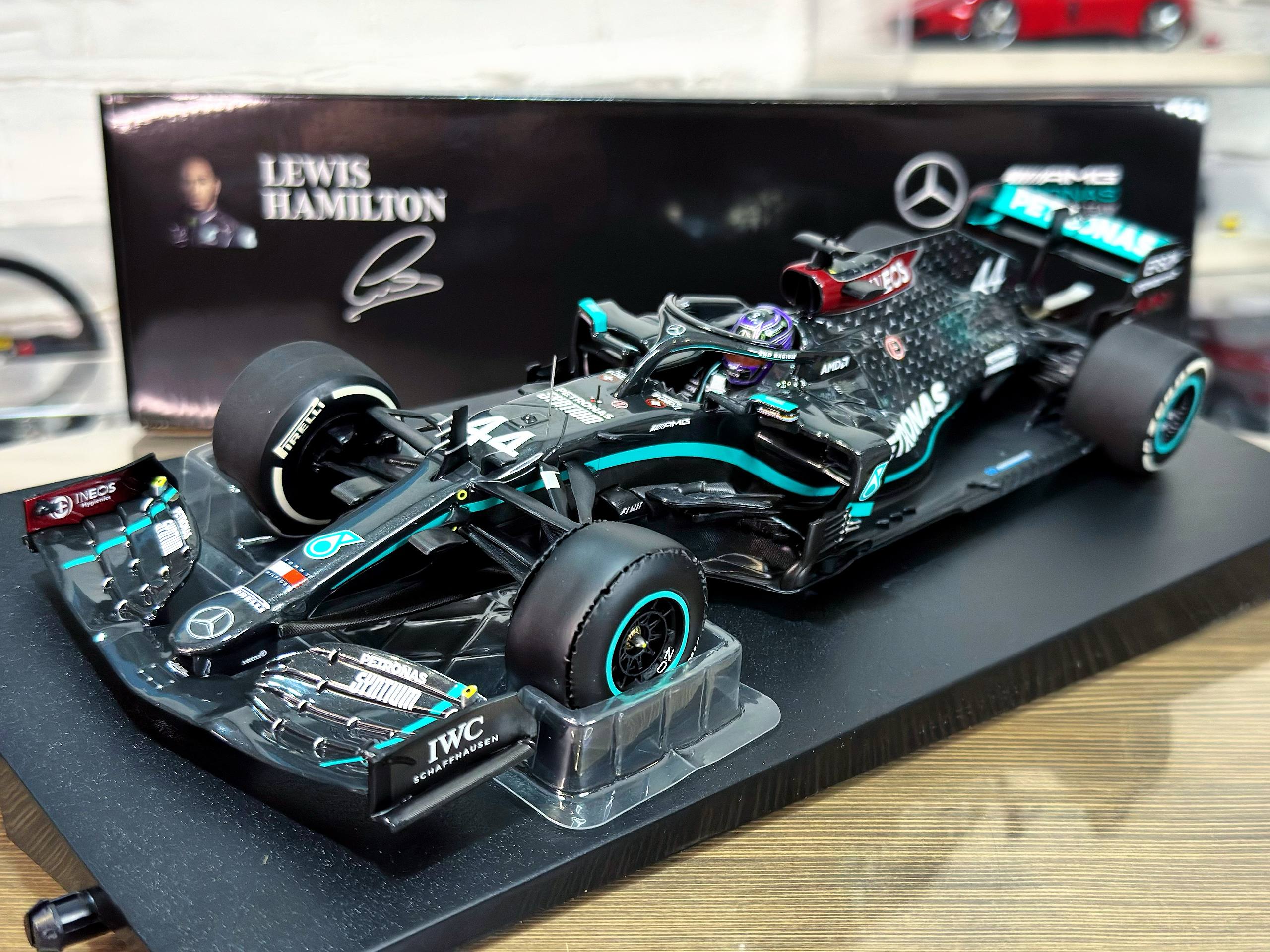 110200444 Minichamps Mercedes AMG Petronas F1 Team W11 EQ Perf. L. Hamilton  Winner British GP 2020 Flat Tyre 1:18