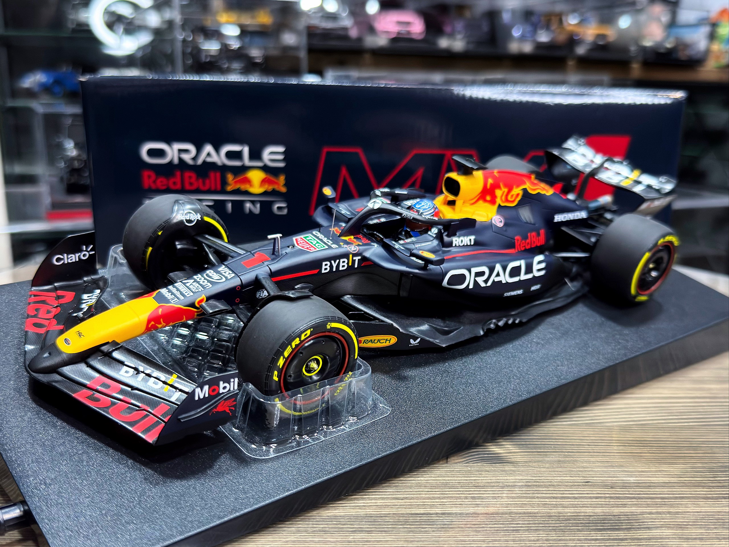 110242201 Minichamps Oracle Red Bull Racing RB20 Max Verstappen Las Vegas GP 2024 World Champion 1:18