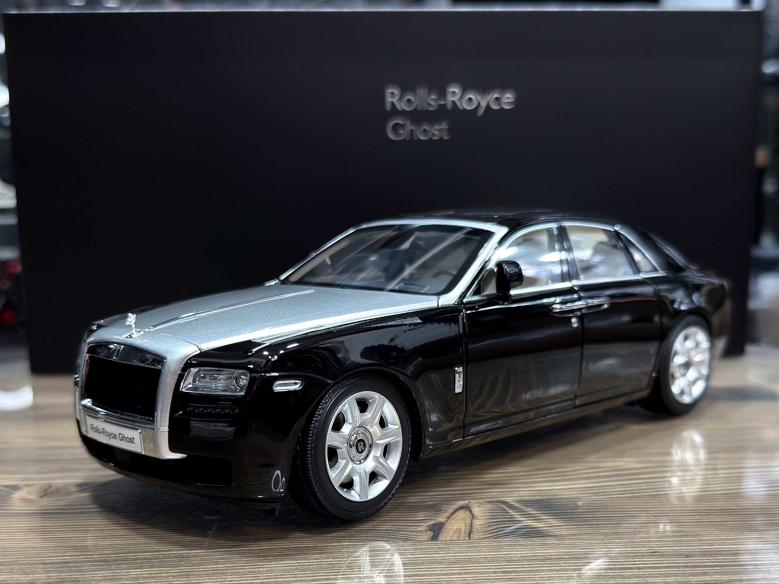 08802BKS2 Kyosho Rolls Royce Ghost Black/Silver 1:18