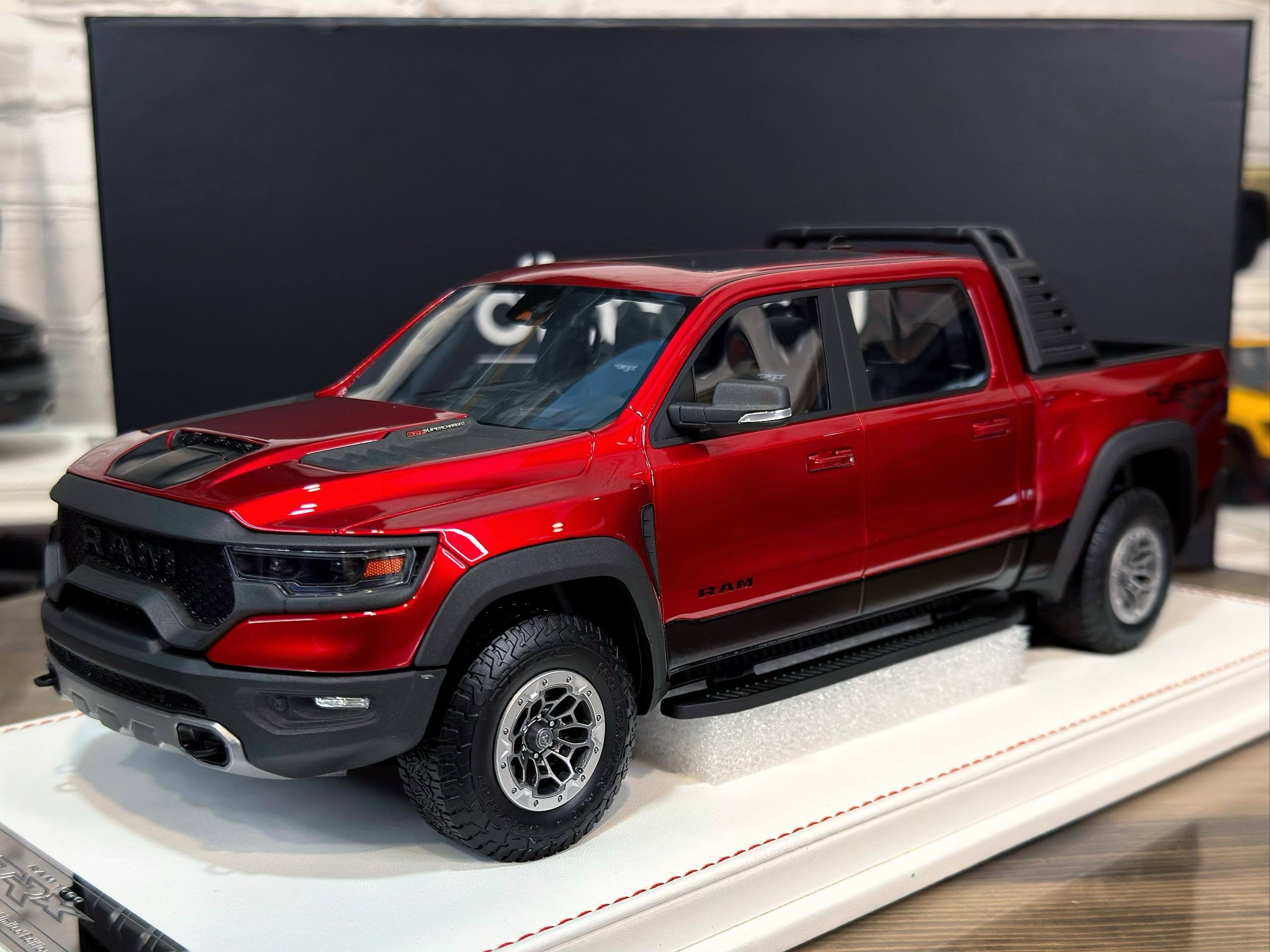 diAMAnd Dodge Ram 1500 TRX Cherry Red 1:18