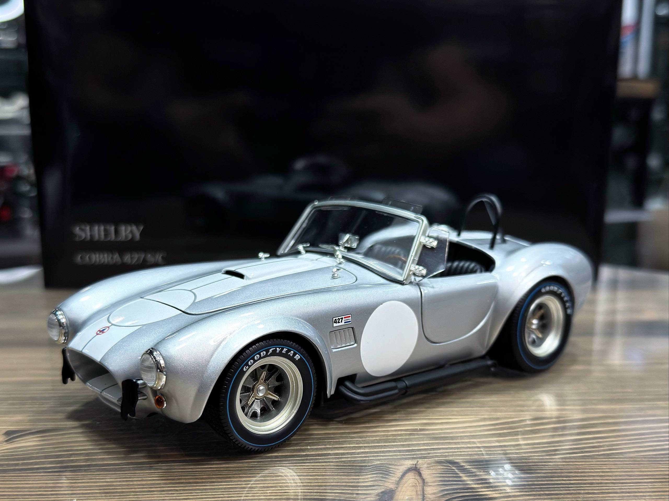 08047S Kyosho Shelby Cobra 427S/C Silver/White 1:18