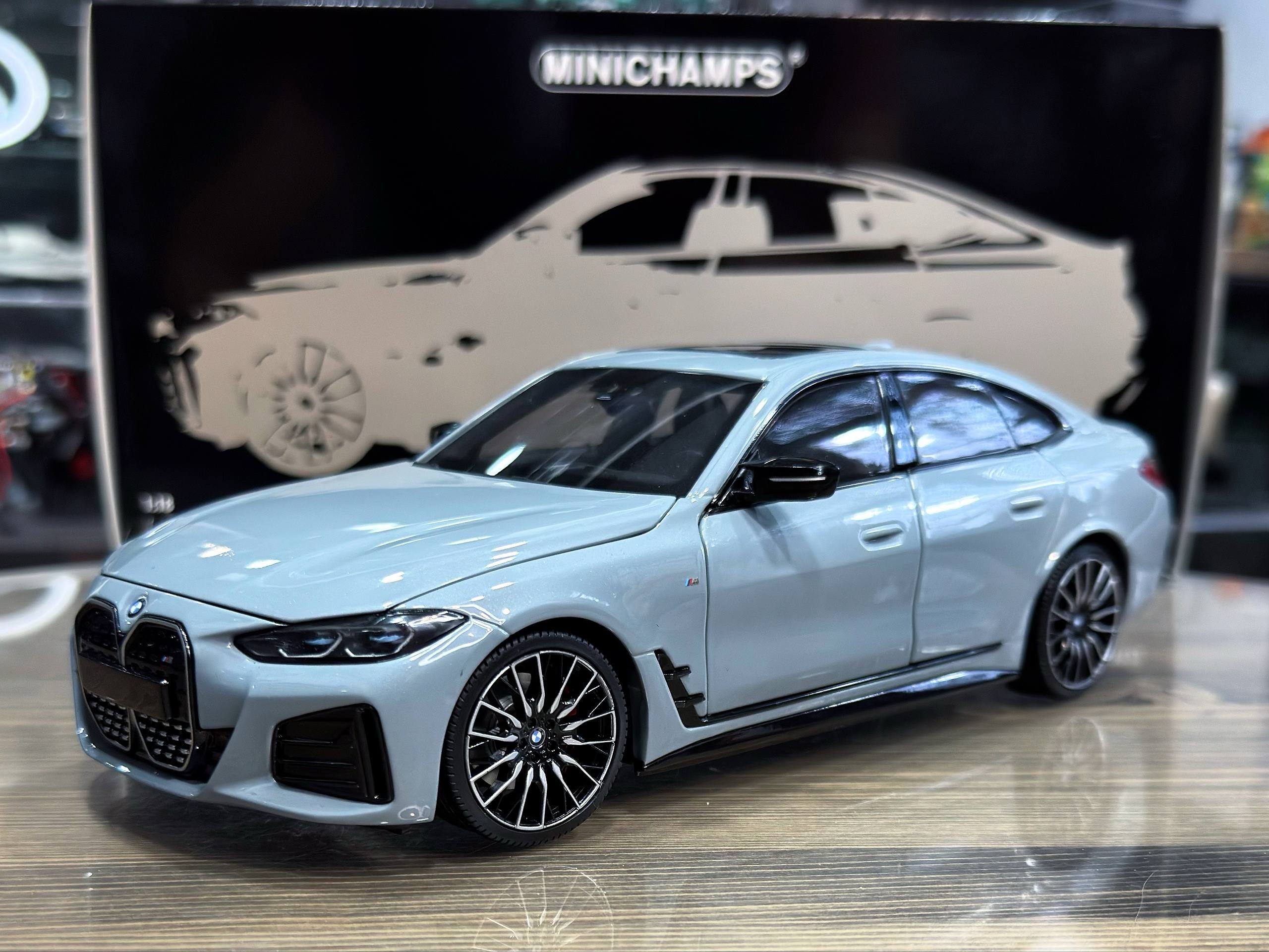 110023010 Minichamps Bmw i4 M50 2022 Grey Metallic 1:18