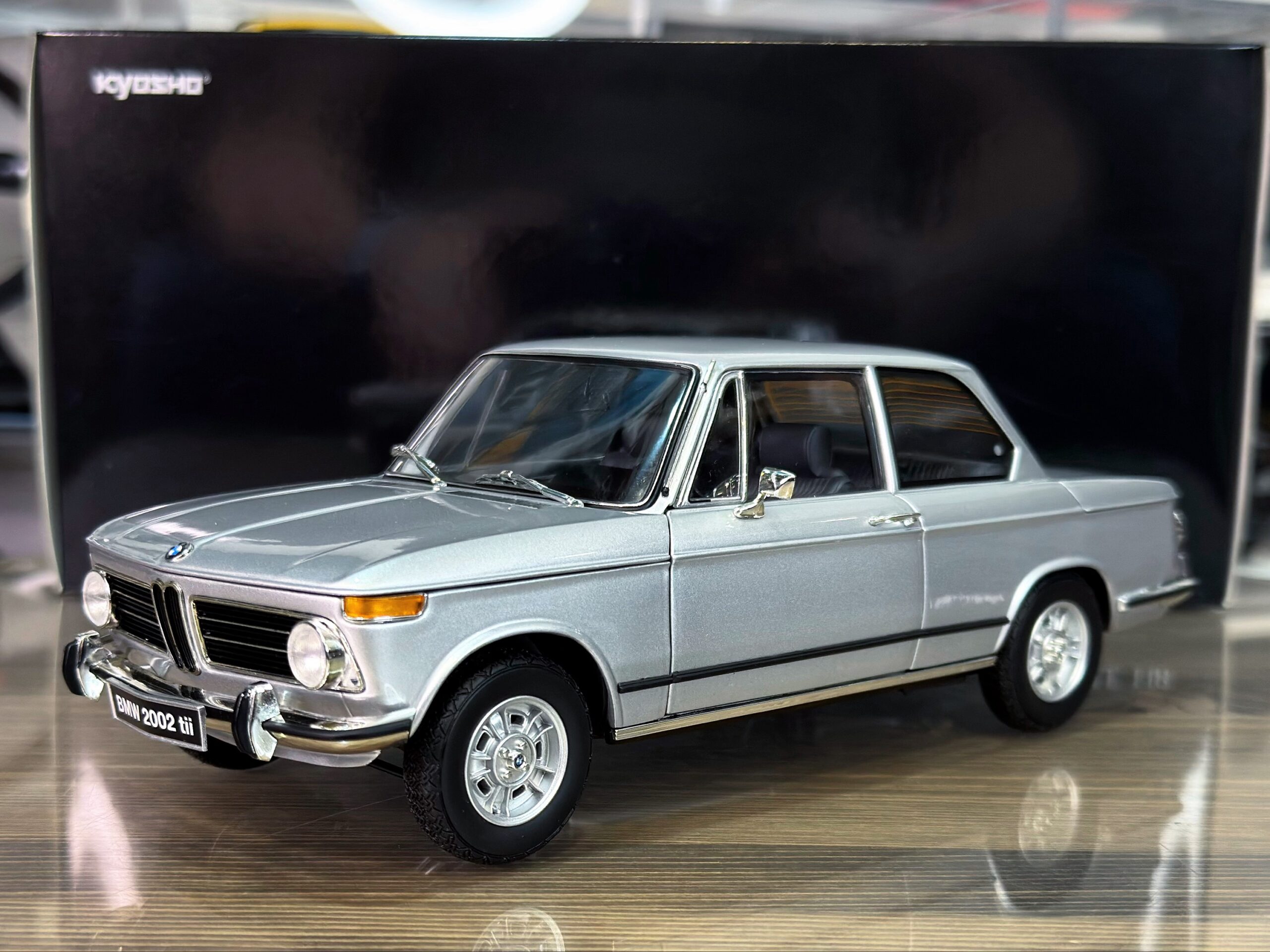 08543S Kyosho BMW 2002 TII Silver 1:18