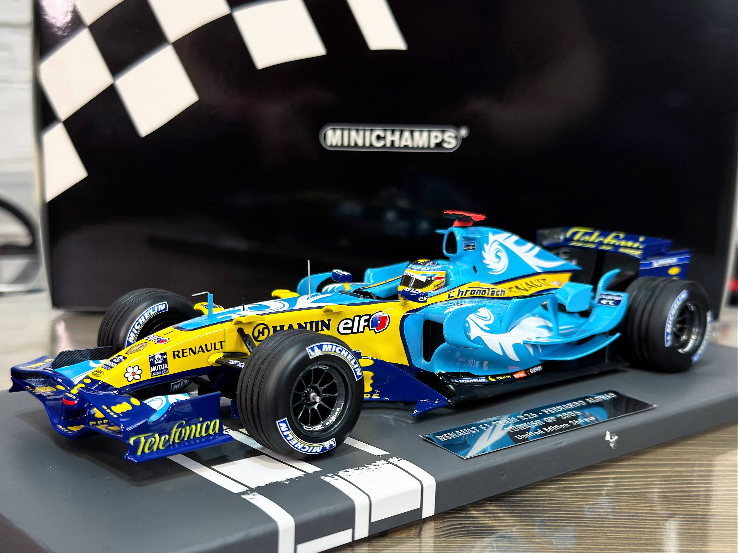 117061401 Minichamps Renault F1 Team R26 Fernando Alonso Turkish GP 2006 1:18