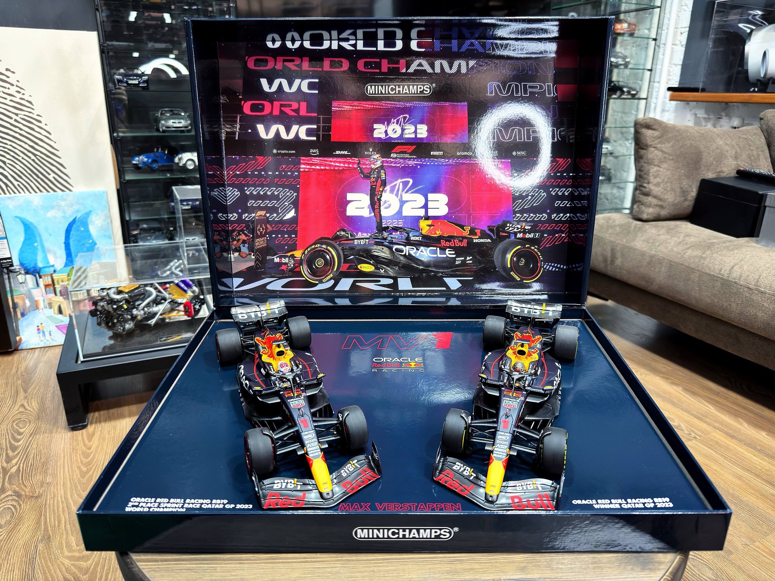112231801 Minichamps 2 Car Set Oracle Red Bull Racing RB19 Max Verstappen World Champion Qater Sprint & GP 2023 1:18