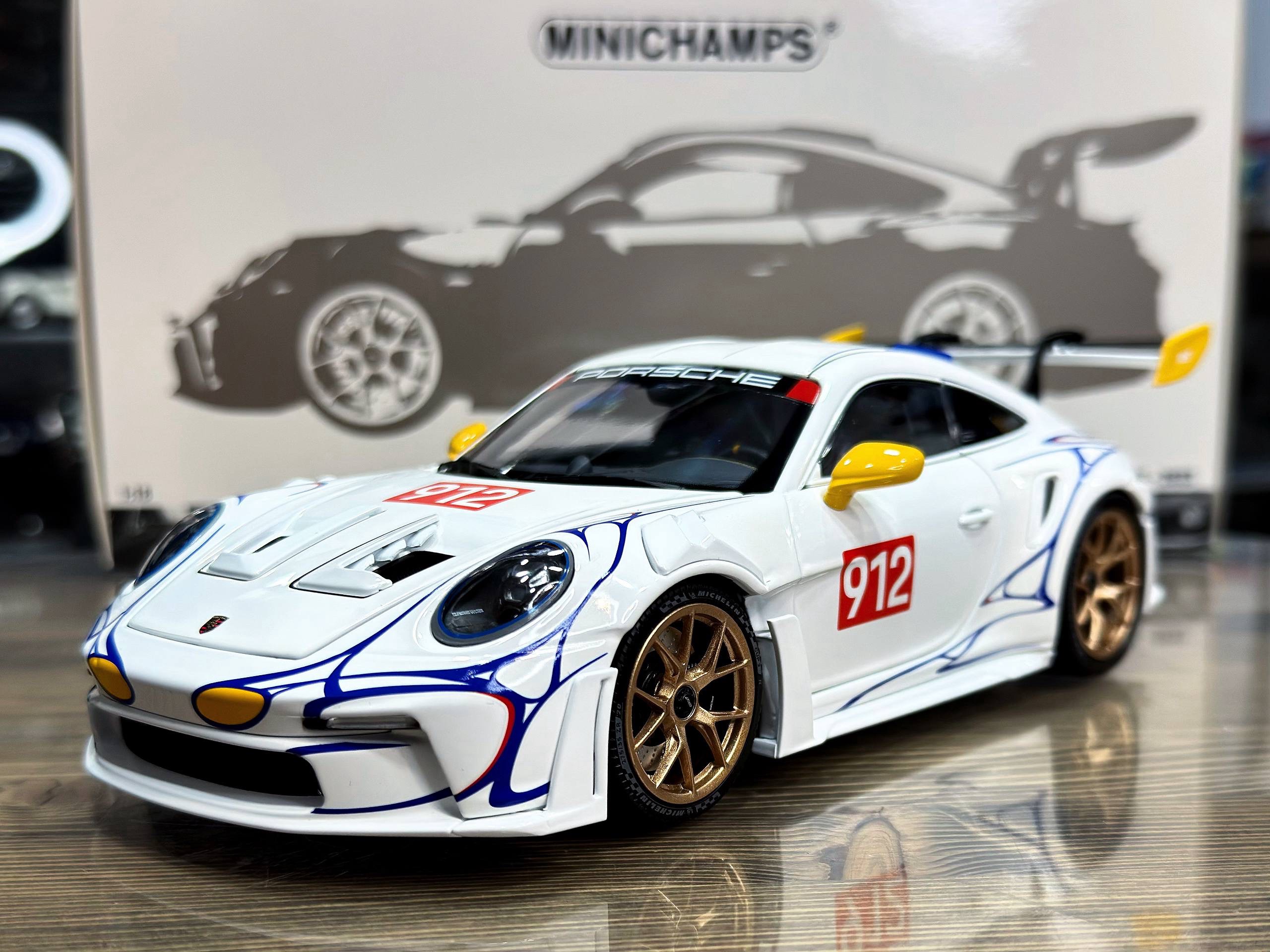 110062042 Minichamps Porsche 911 (992) GT3RS 2023 White/Yellow Decor 1:18