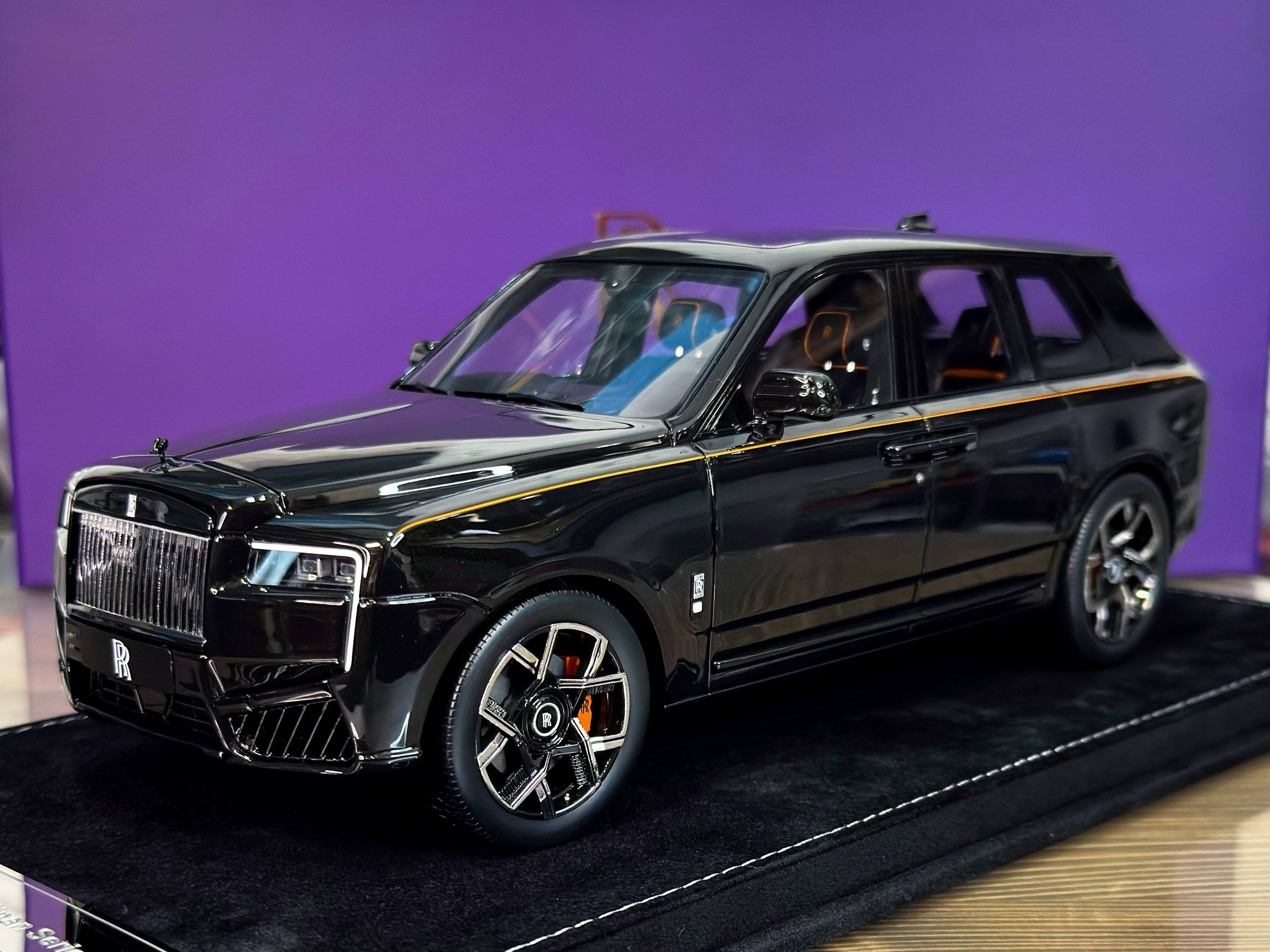 HHJL251201CB Henson & Heaven Rolls Royce Cullinan II Diamond Black Black Badge 1:18