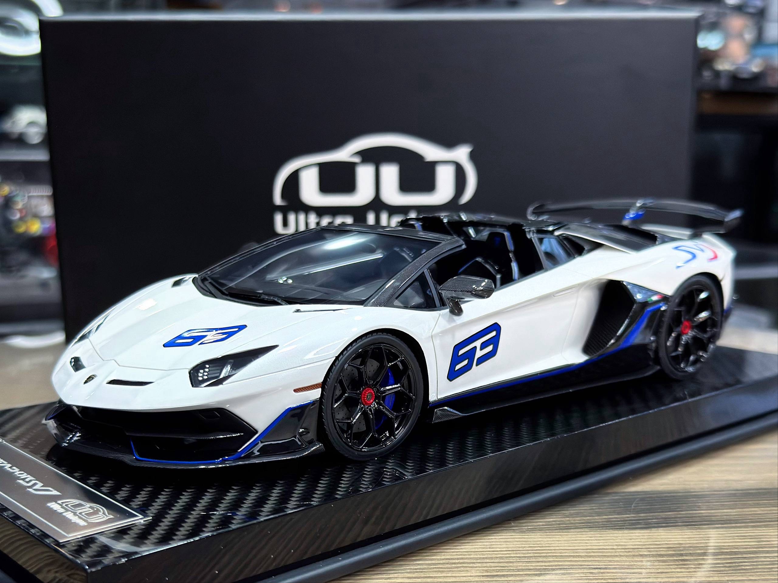 Runner x Ultra Unique Lamborghini Aventador SVJ Roadster Pearlescent White 1:18
