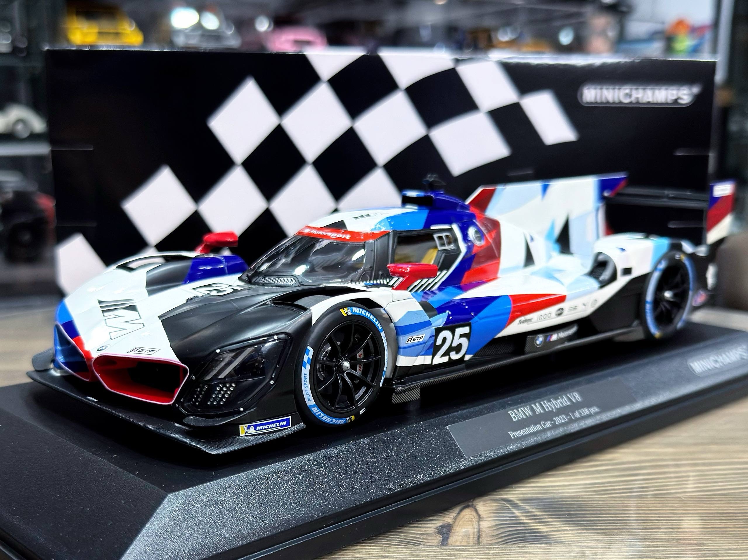 155232025 Minichamps BMW M Hybrid V8 2023 Presentation Car 1:18