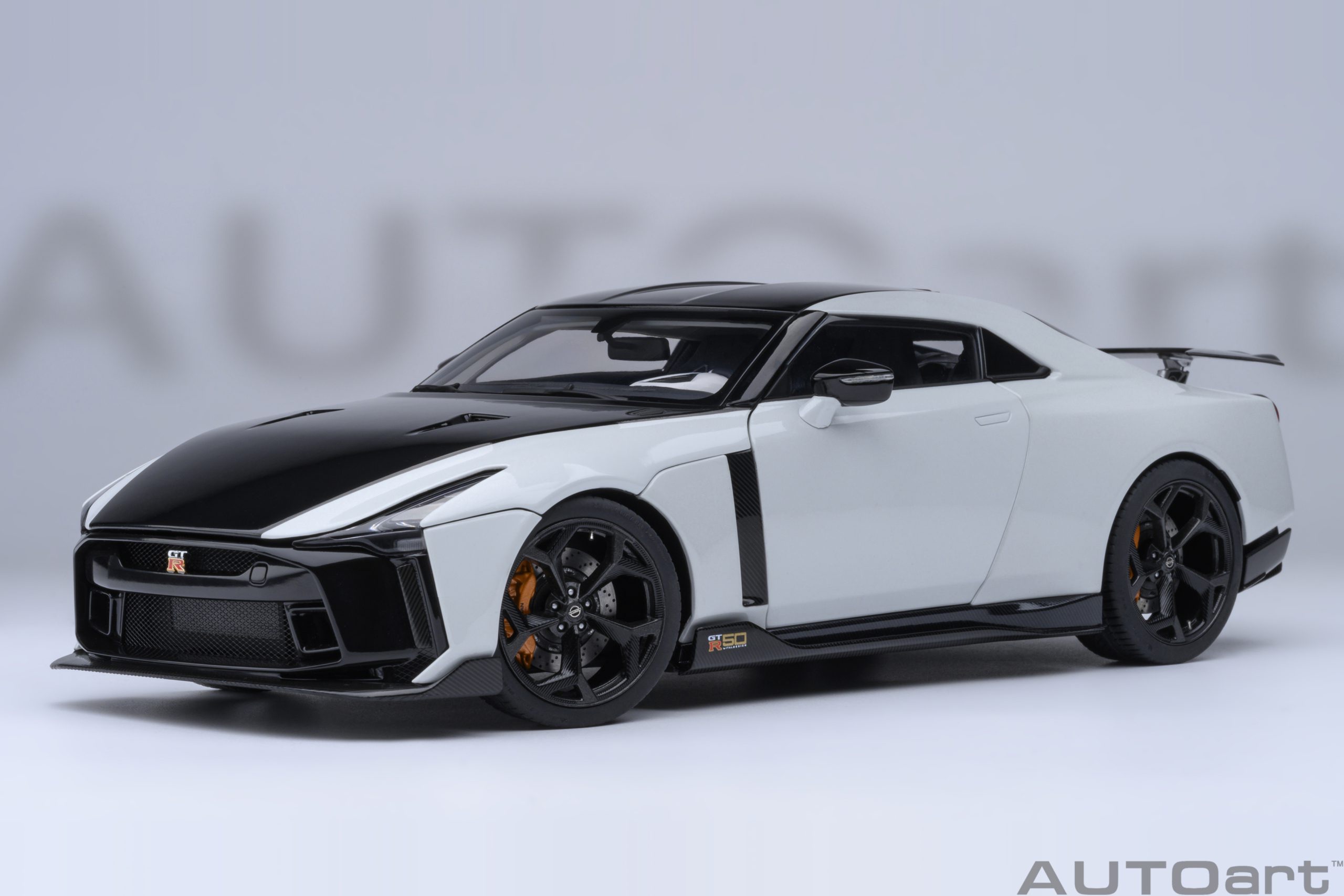 77511 AUTOart Nissan GT-R50 by Italdesign  Italdesign Metallic White/Black 1:18