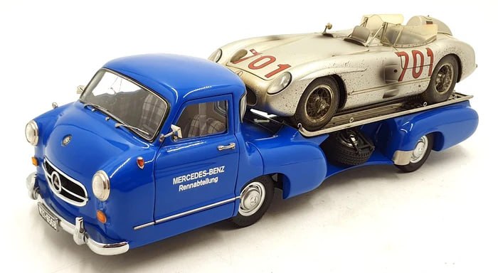 M-163 CMC Mercedes-Benz Renntransporter-Das blaue Wundet»Bundle Edition mit CMC-Benz 300SLR Dirty Hero 1:18