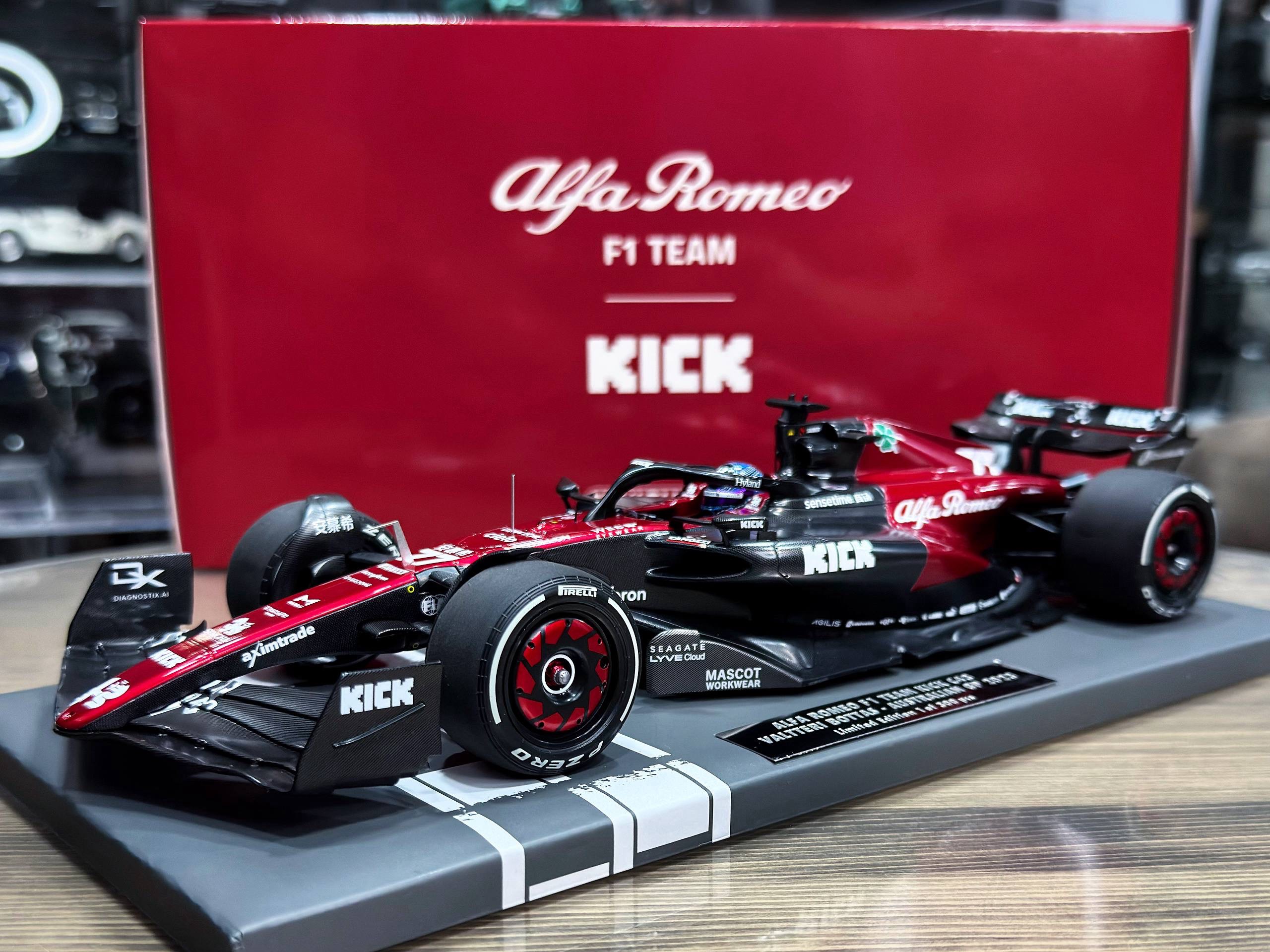 117230177 Minichamps Alfa Romeo F1 Team Kick C43 Valtteri Bottas Australian GP 2023 1:18