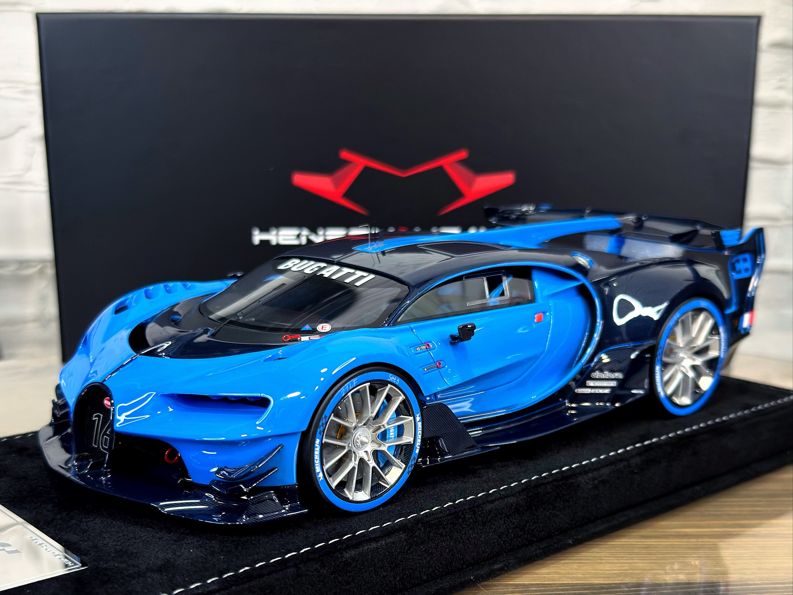 HHB250306VGT Henson & Heaven Bugatti Vision Gran Turismo Ocean Blue/Blue Carbon 20/30 1:18