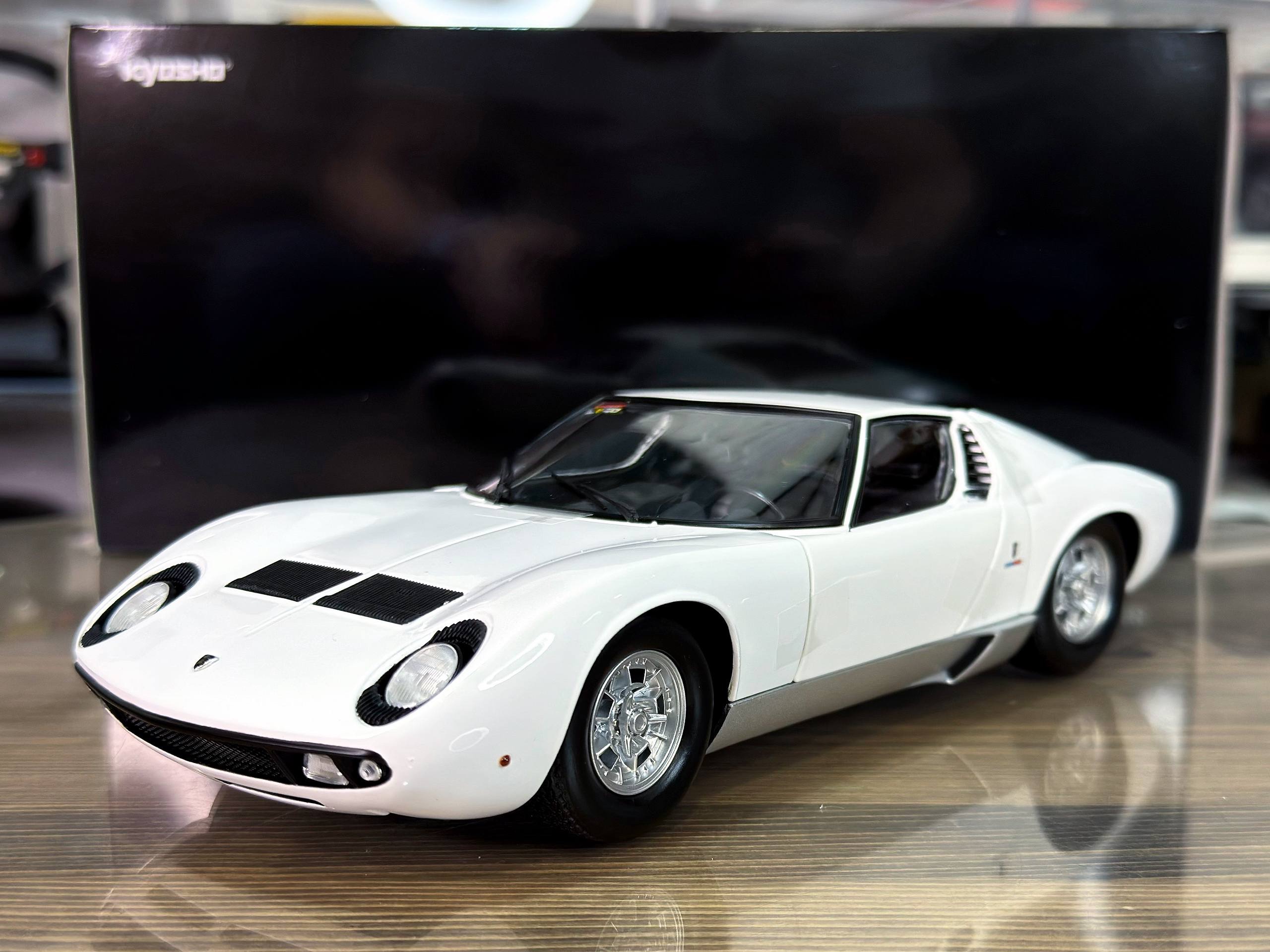 08314W Kyosho Lamborghini Miura P400 White/Silver 1:18