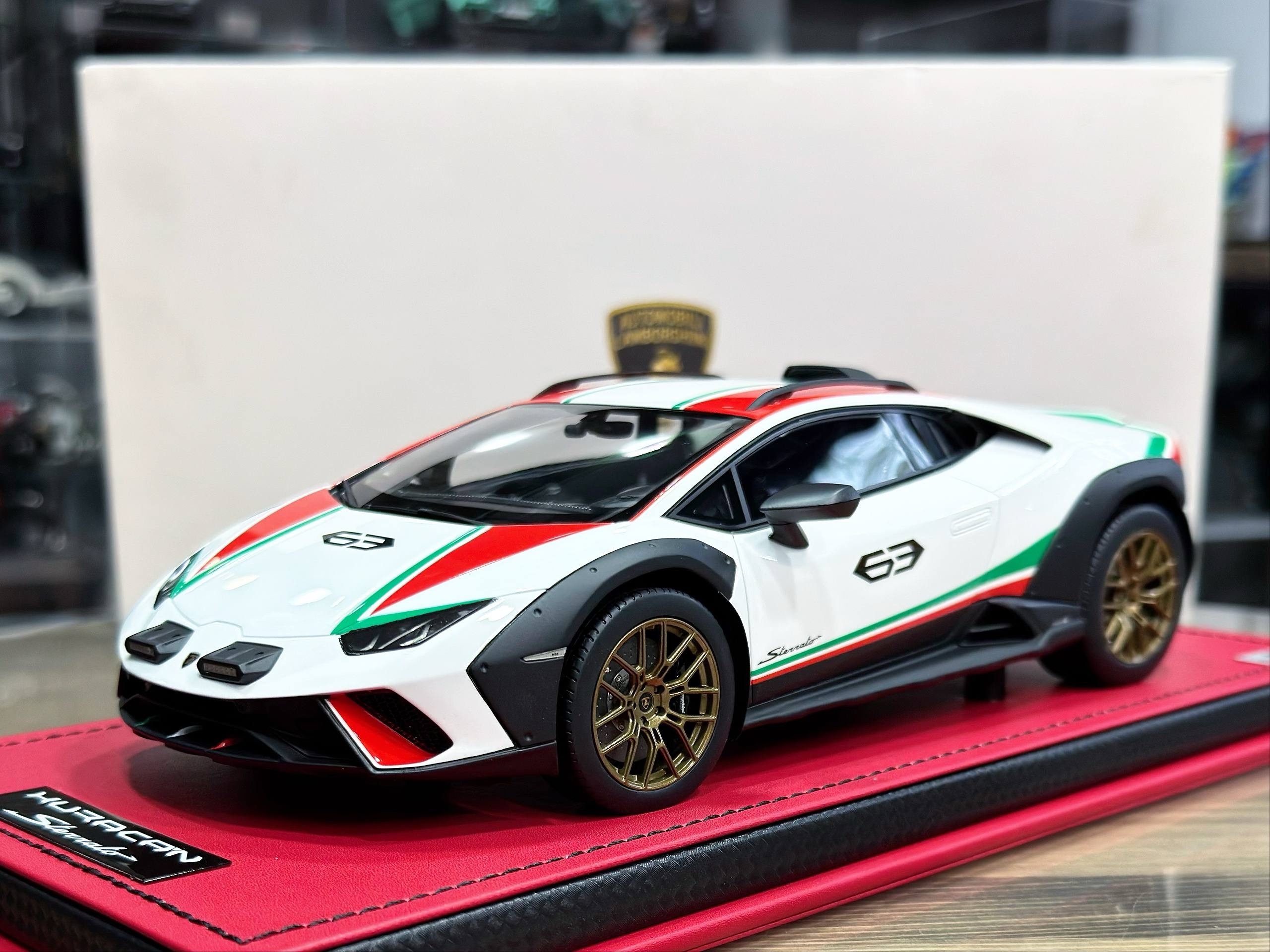 LAMBO057 MR Models Lamborghini Huracan Sterrato Italian Livery 1:18