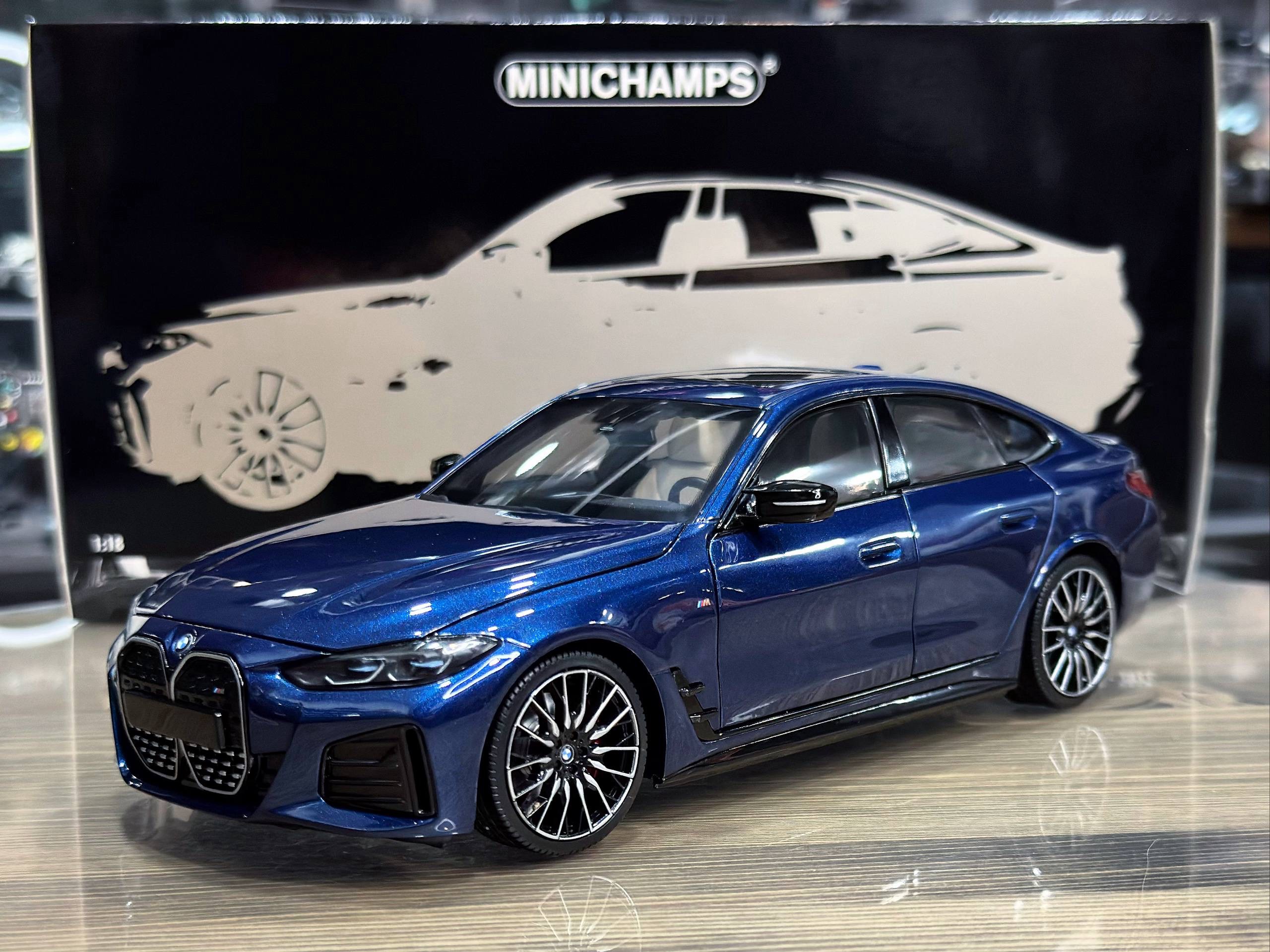 110023012 Minichamps BMW i4 M50 2022 Blue Metallic 1:18