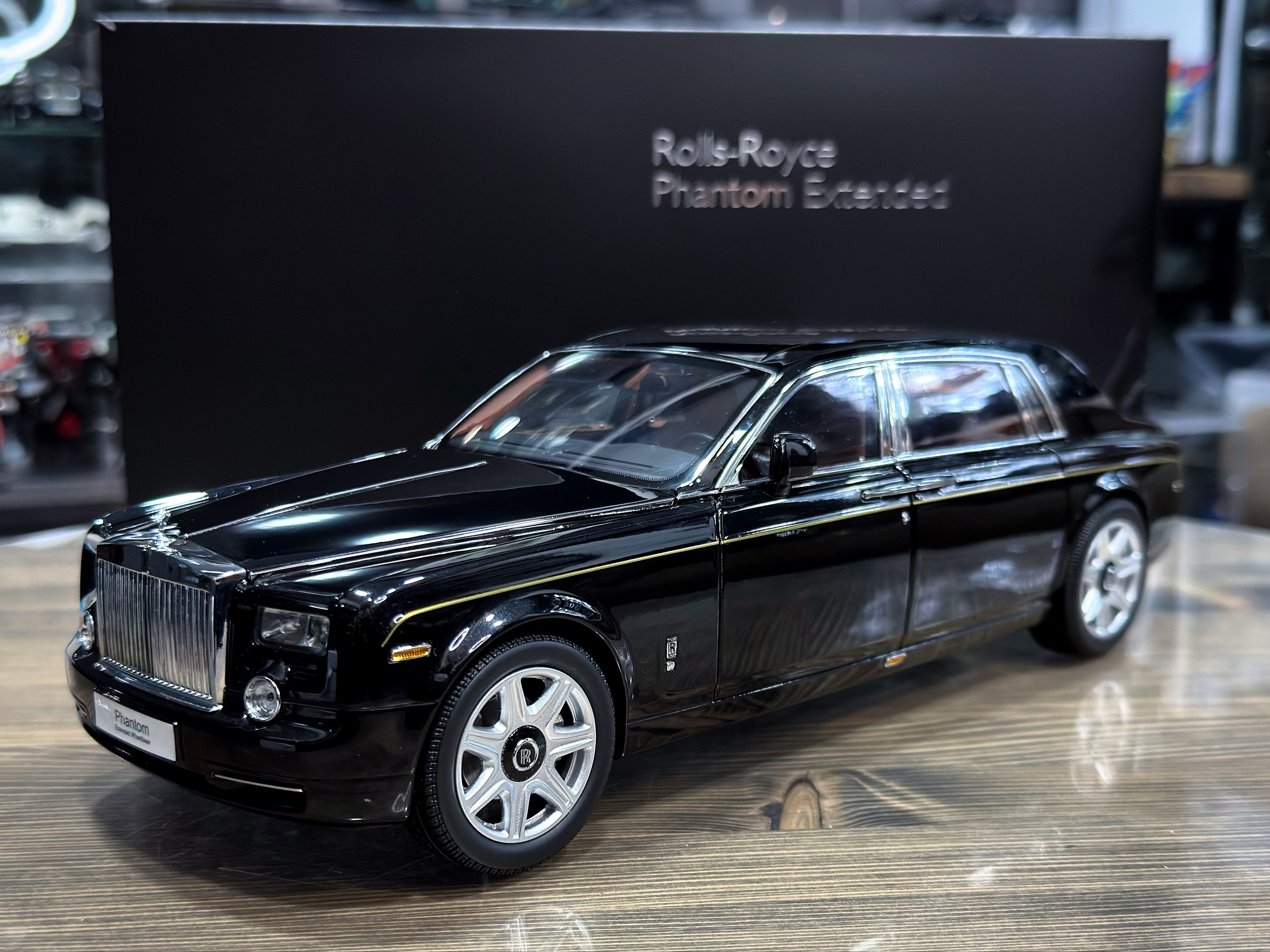 8841DBK2 Kyosho Rolls Royce Phantom Extended Diamond Black 1:18