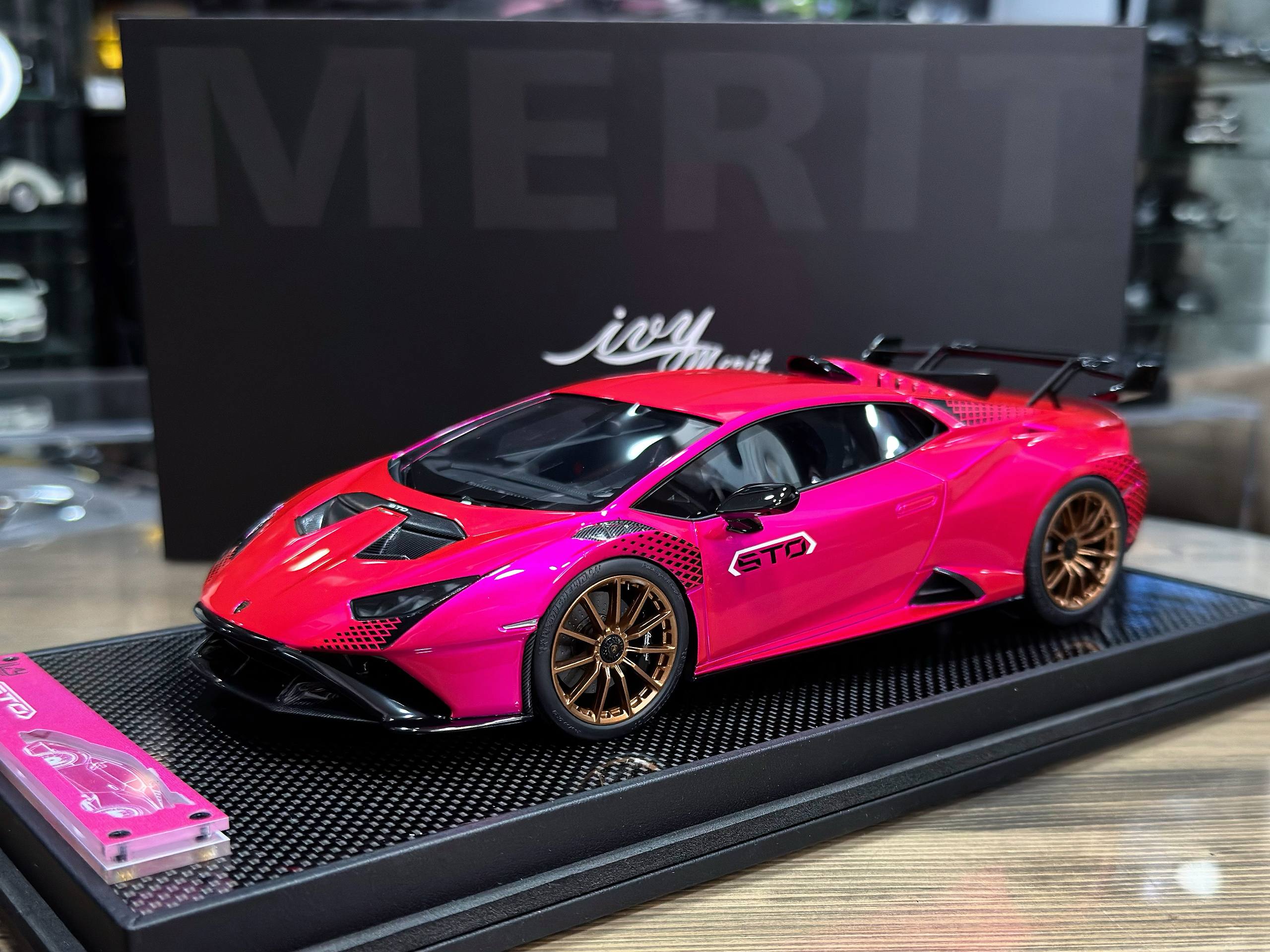 IV1804FP1 IVY Merit Lamborghini Huracan STO Flash Pink 1:18