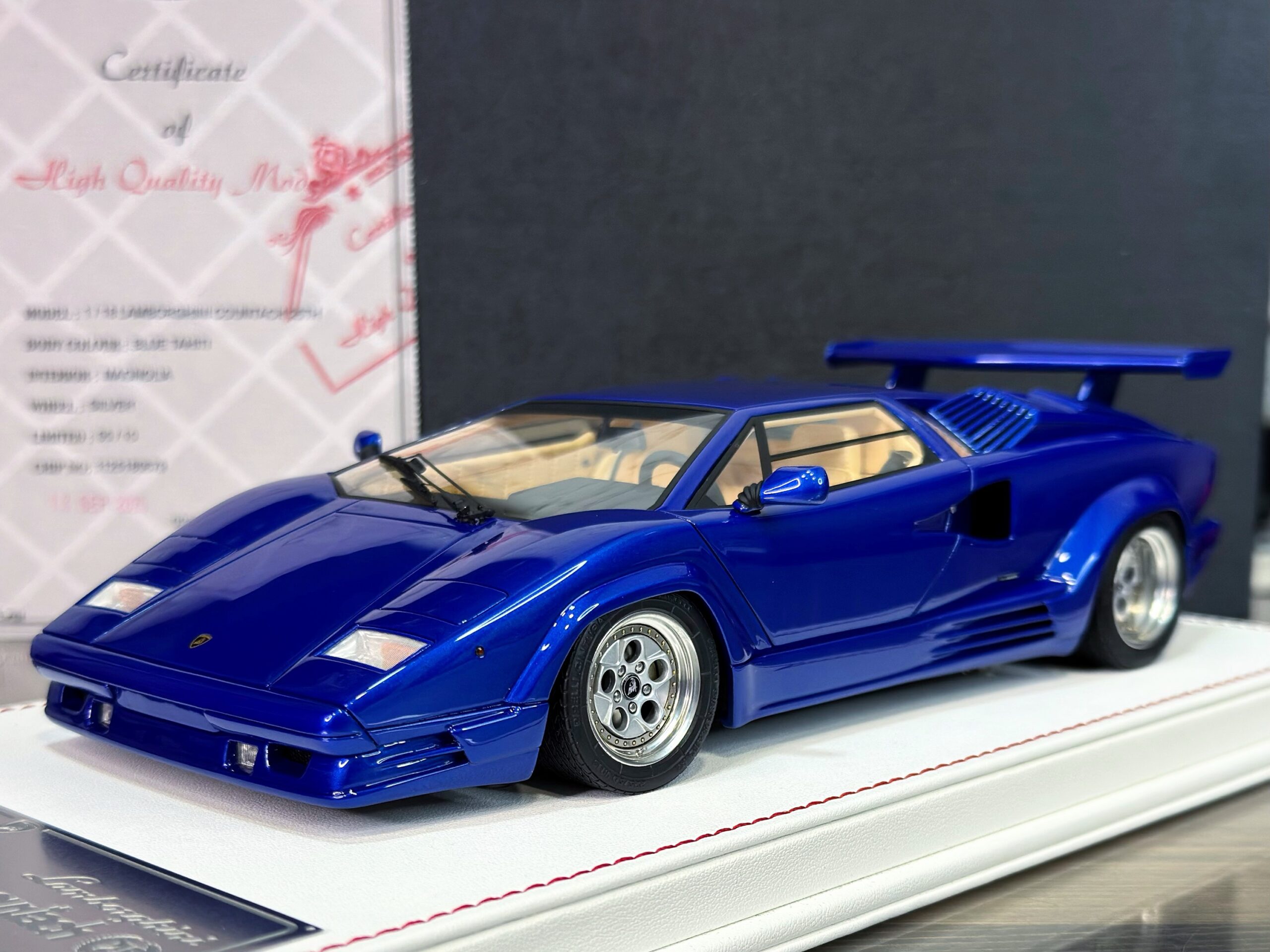 Davis & Giovanni Lamborghini Countach 25 Blue Tahiti/ Magnolia interior 1:18