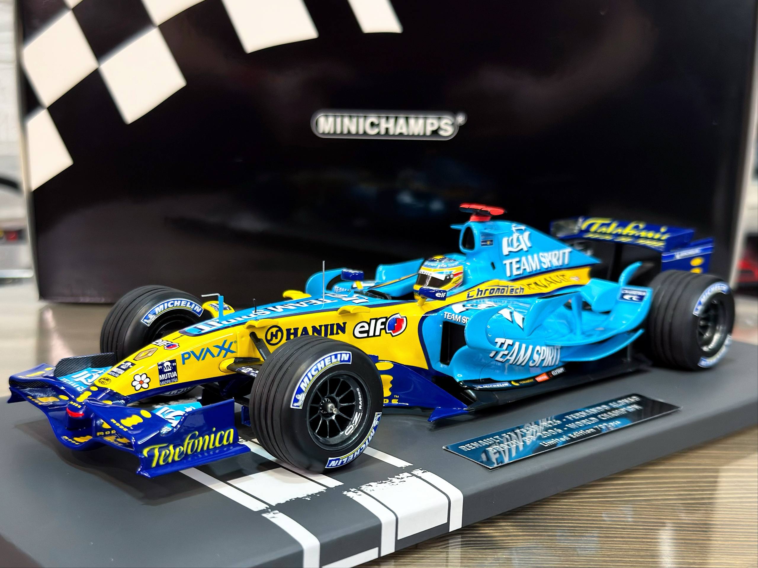 117061801 Minichamps Renault F1 Team R26 Fernando Alonso Brazil GP 2006 World Champion 1:18