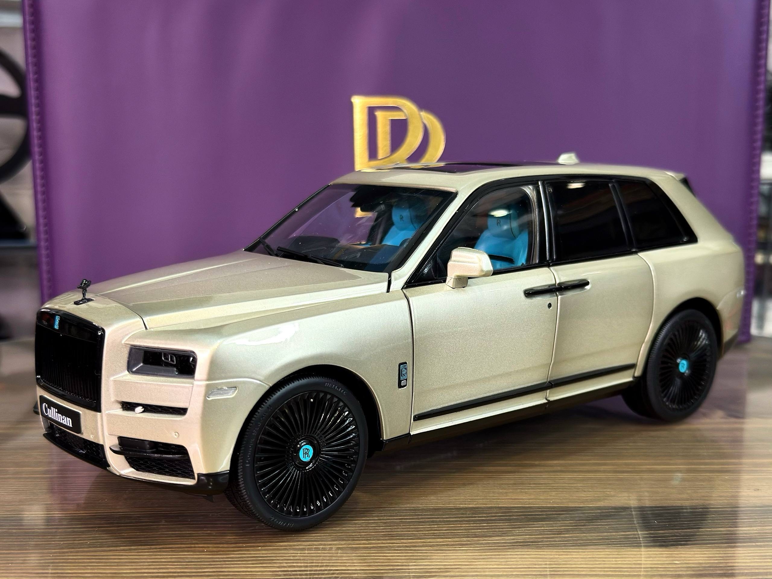 OEM Rolls Royce Cullinan Champagne/Tiffany interior 1:18
