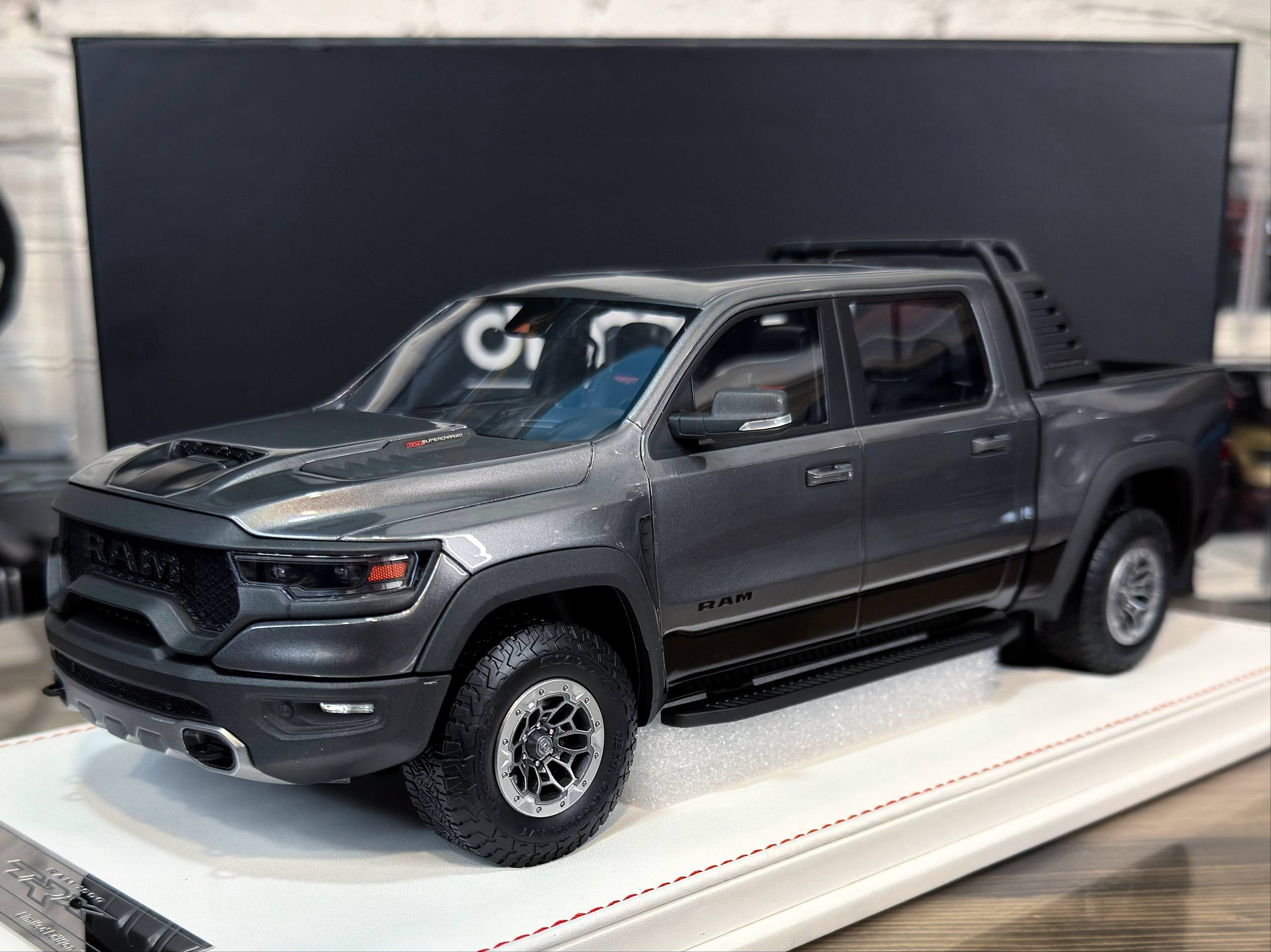 diAMAnd Dodge Ram 1500 TRX Grey 1:18