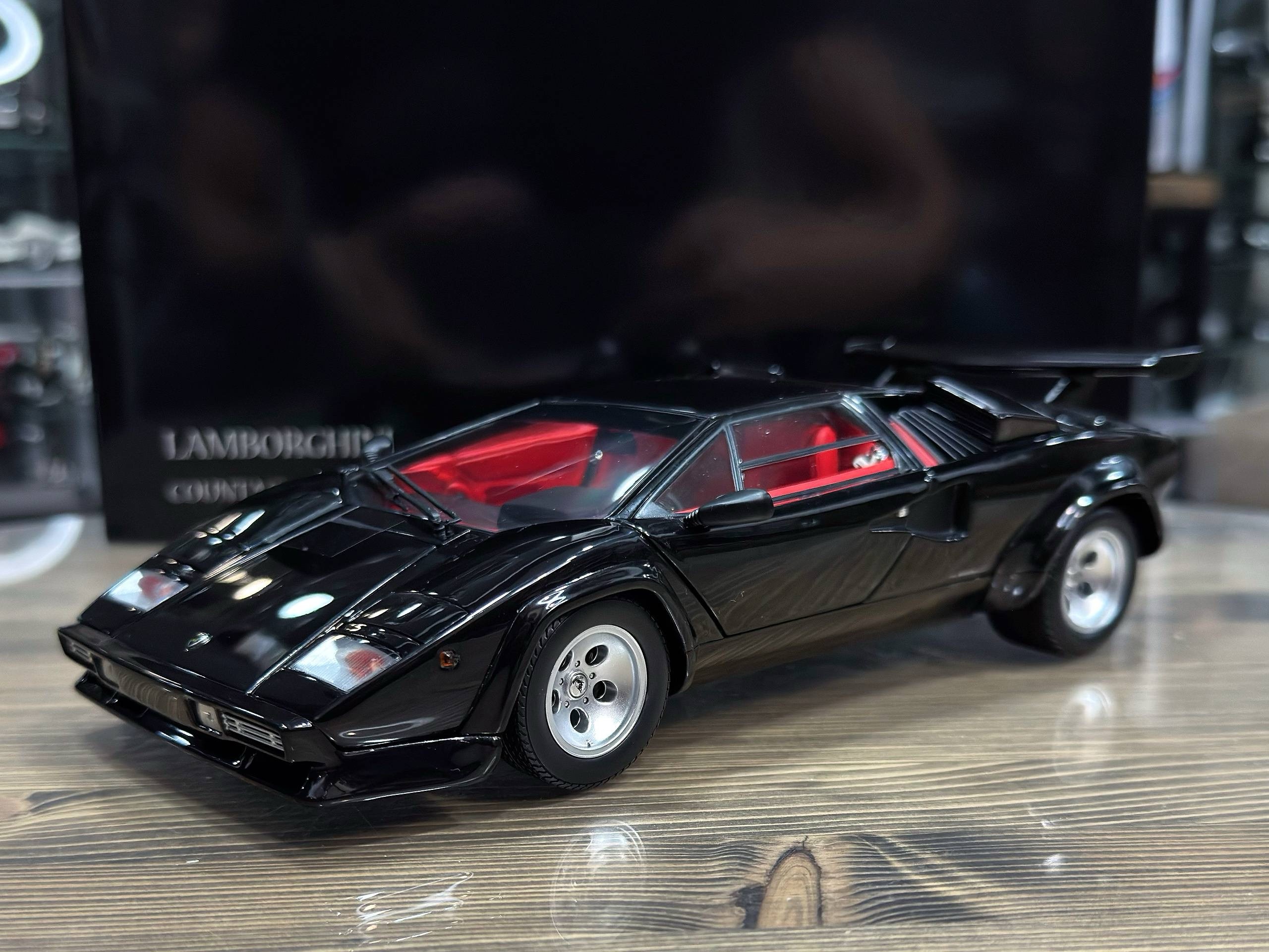 08320BK Kyosho Lamborghini Countach LP5000 QuattroValvoe Black 1:18