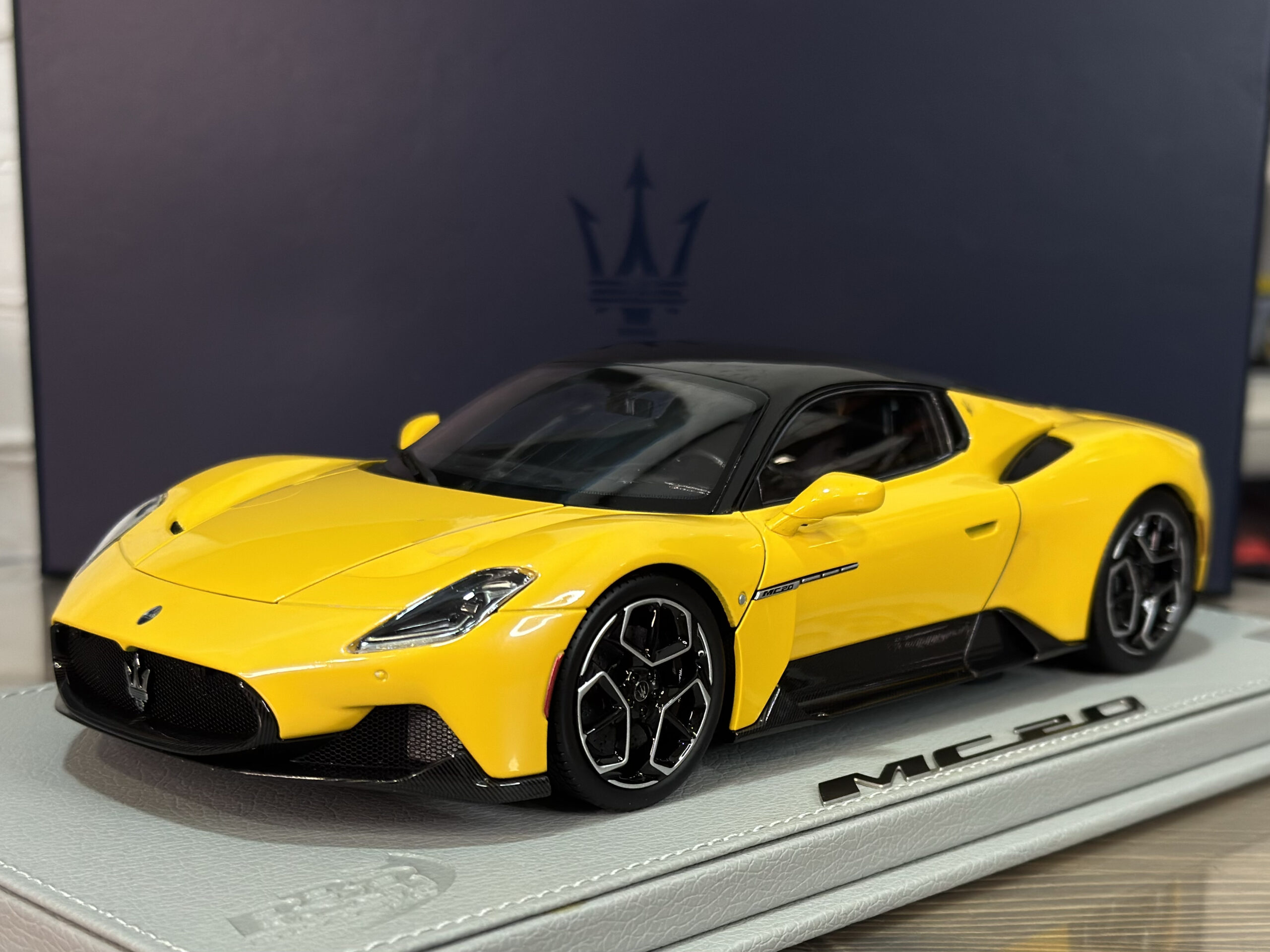 HE180051DMAS BBR Models Maserati MC20 Giallo Genio/Gloss Black roof 1:18