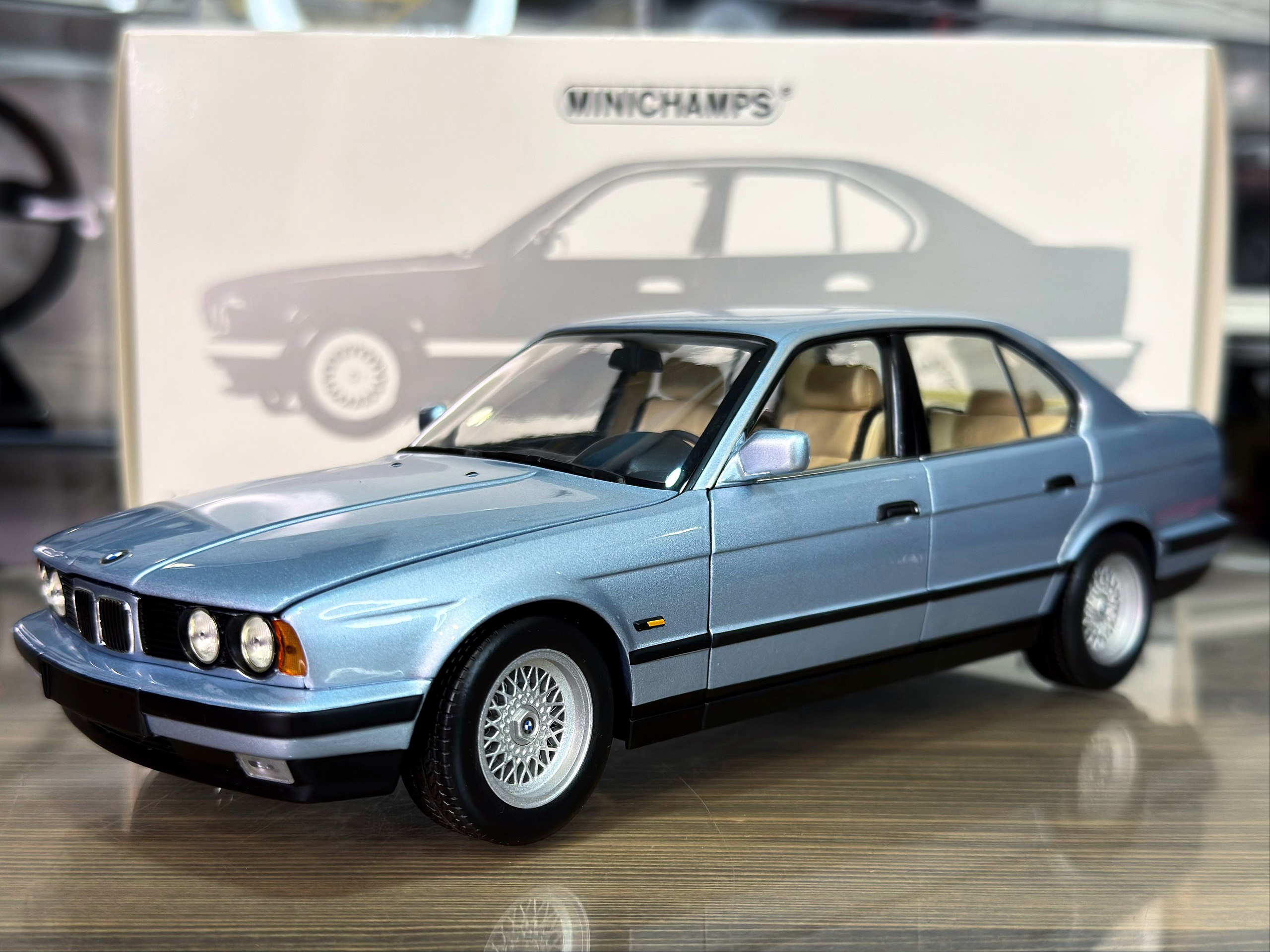 100024007 Minichamps BMW 535i (E34) 1988 Light Blue Metallic 1:18
